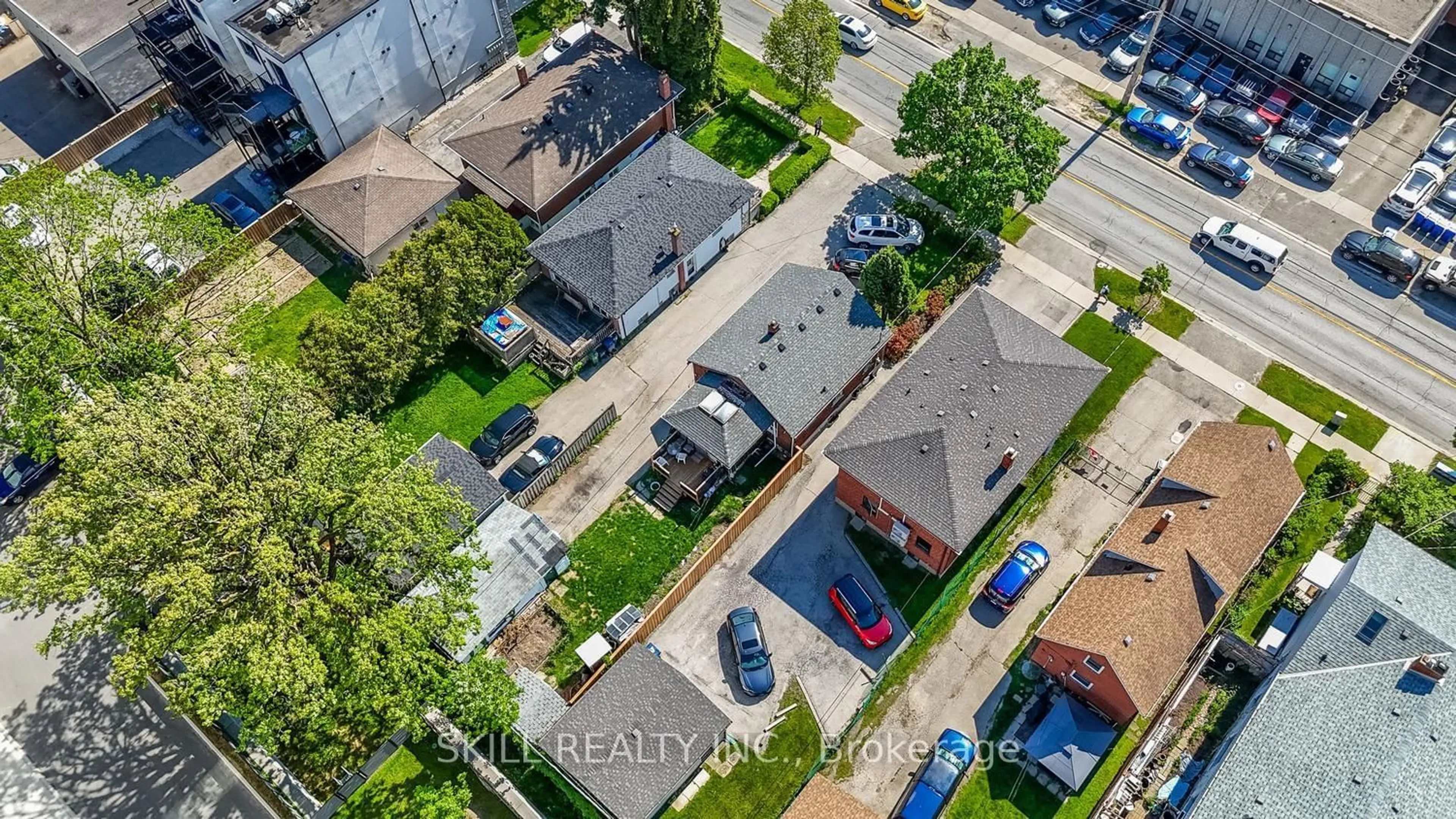 A pic from outside/outdoor area/front of a property/back of a property/a pic from drone, street for 165 Thirtieth St, Toronto Ontario M8W 3C3