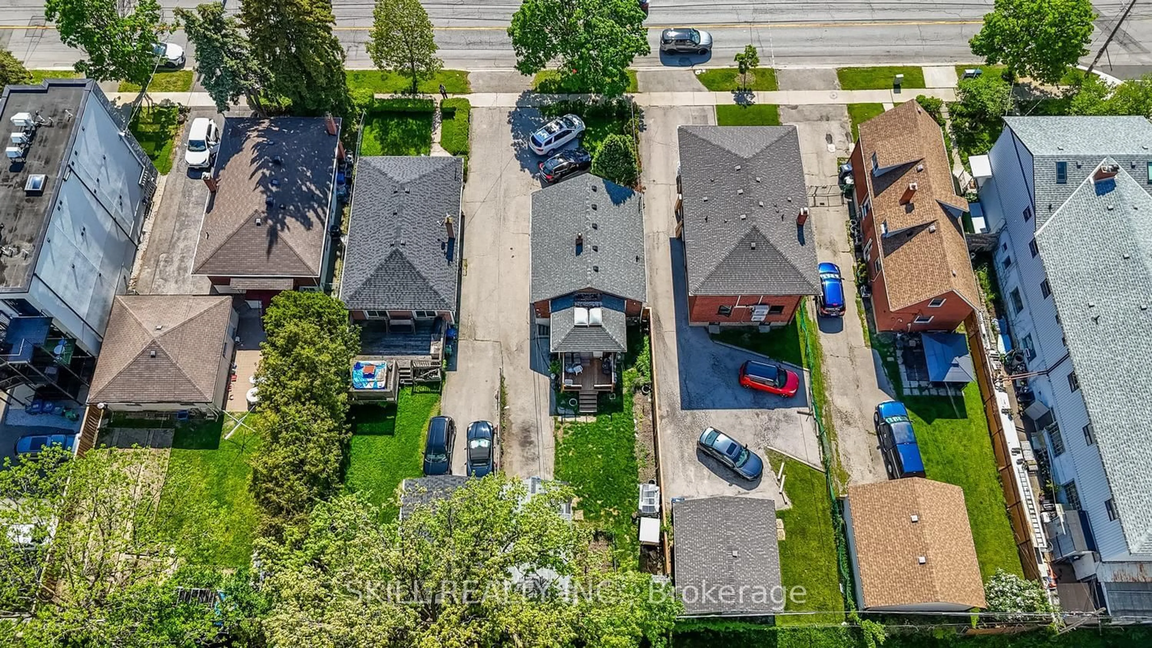 A pic from outside/outdoor area/front of a property/back of a property/a pic from drone, street for 165 Thirtieth St, Toronto Ontario M8W 3C3