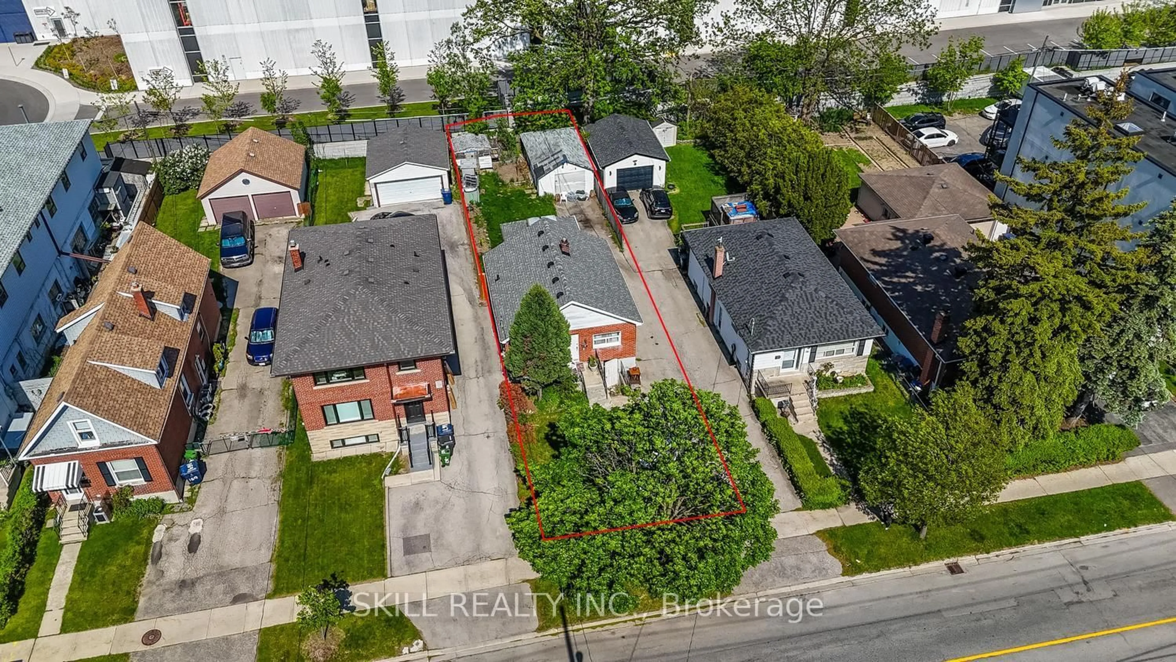 A pic from outside/outdoor area/front of a property/back of a property/a pic from drone, street for 165 Thirtieth St, Toronto Ontario M8W 3C3
