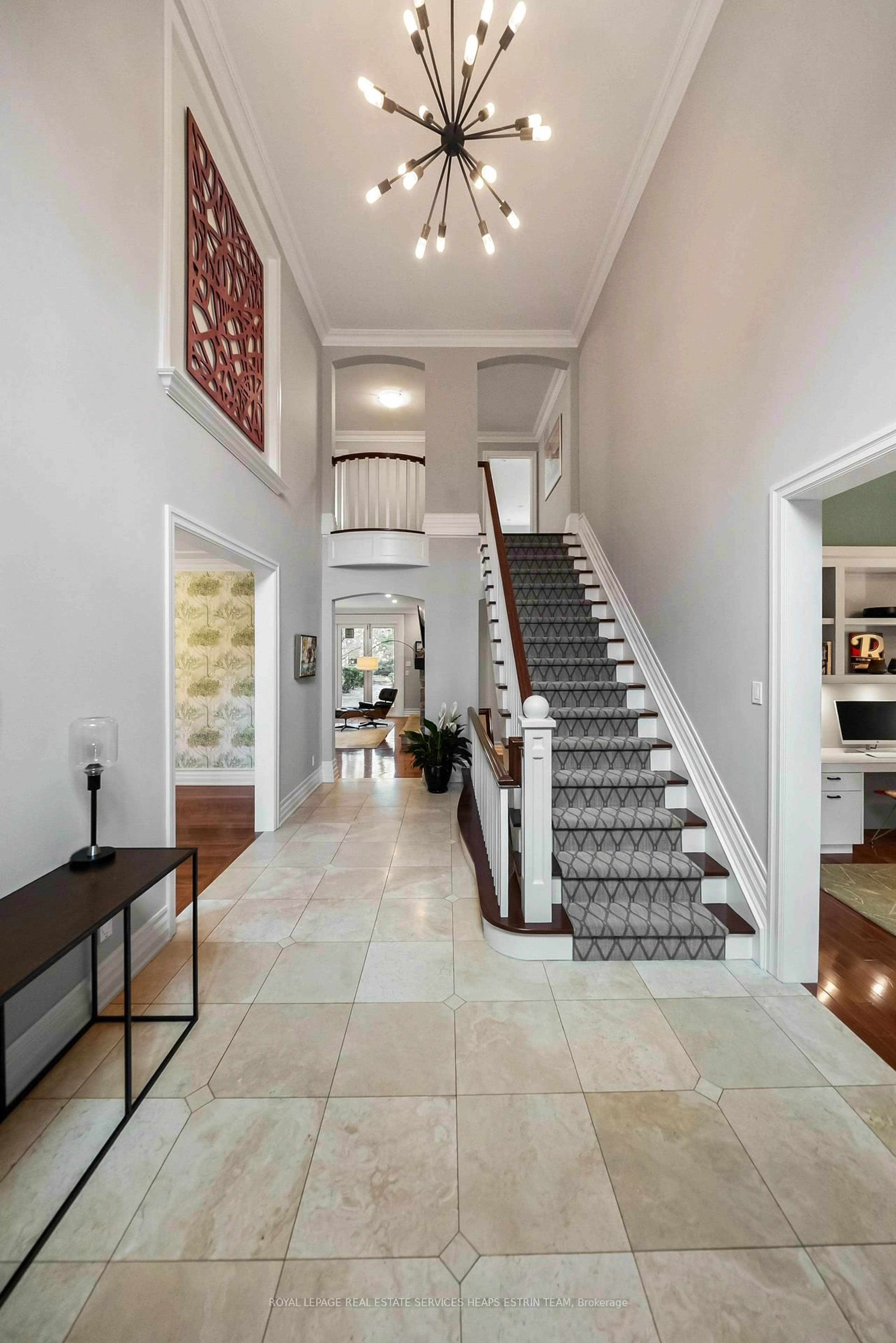 Indoor foyer for 1554 Birchwood Dr, Mississauga Ontario L5J 1T6