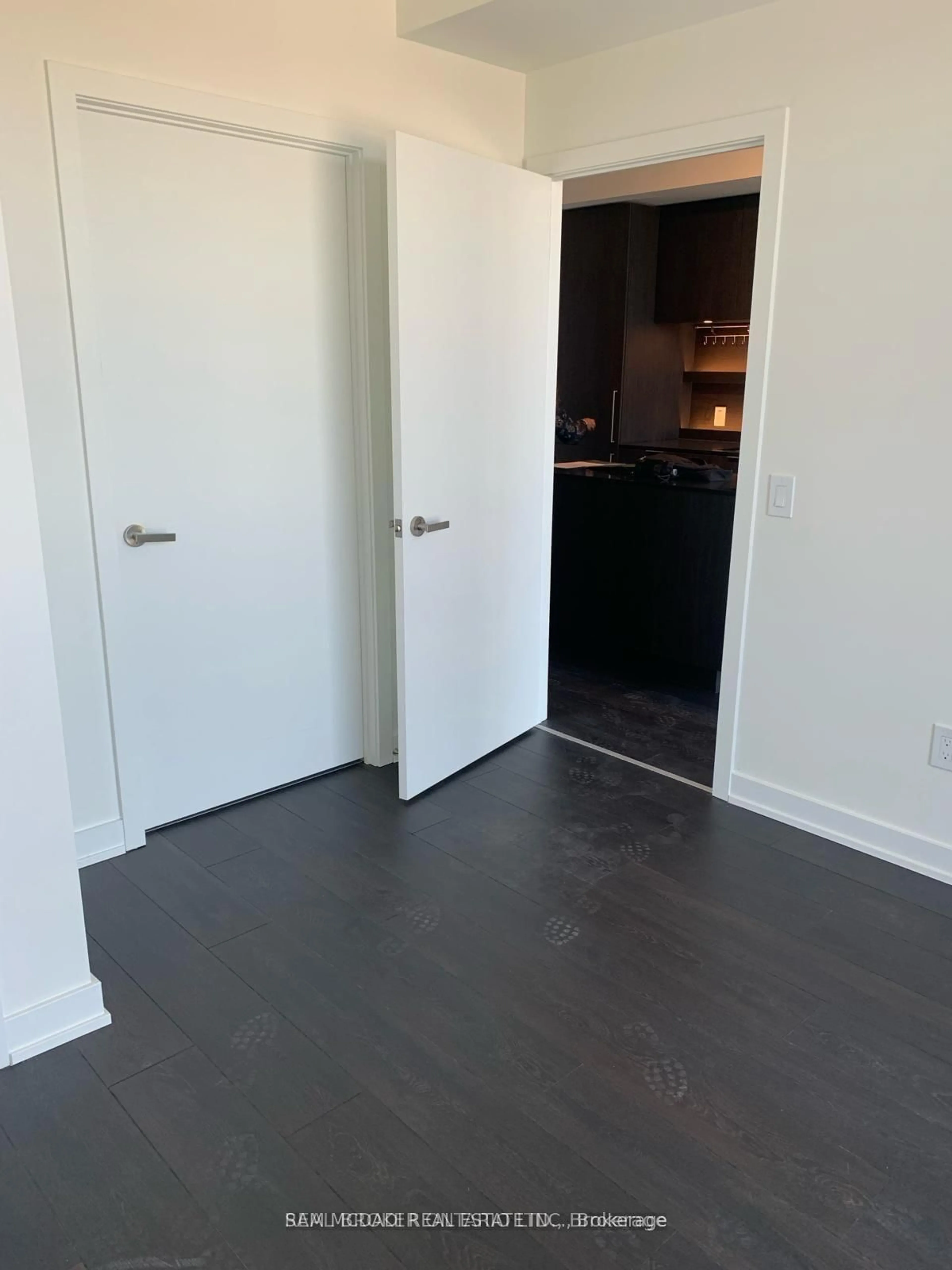 A pic of a room for 28 Ann St #301, Mississauga Ontario L5G 0E1