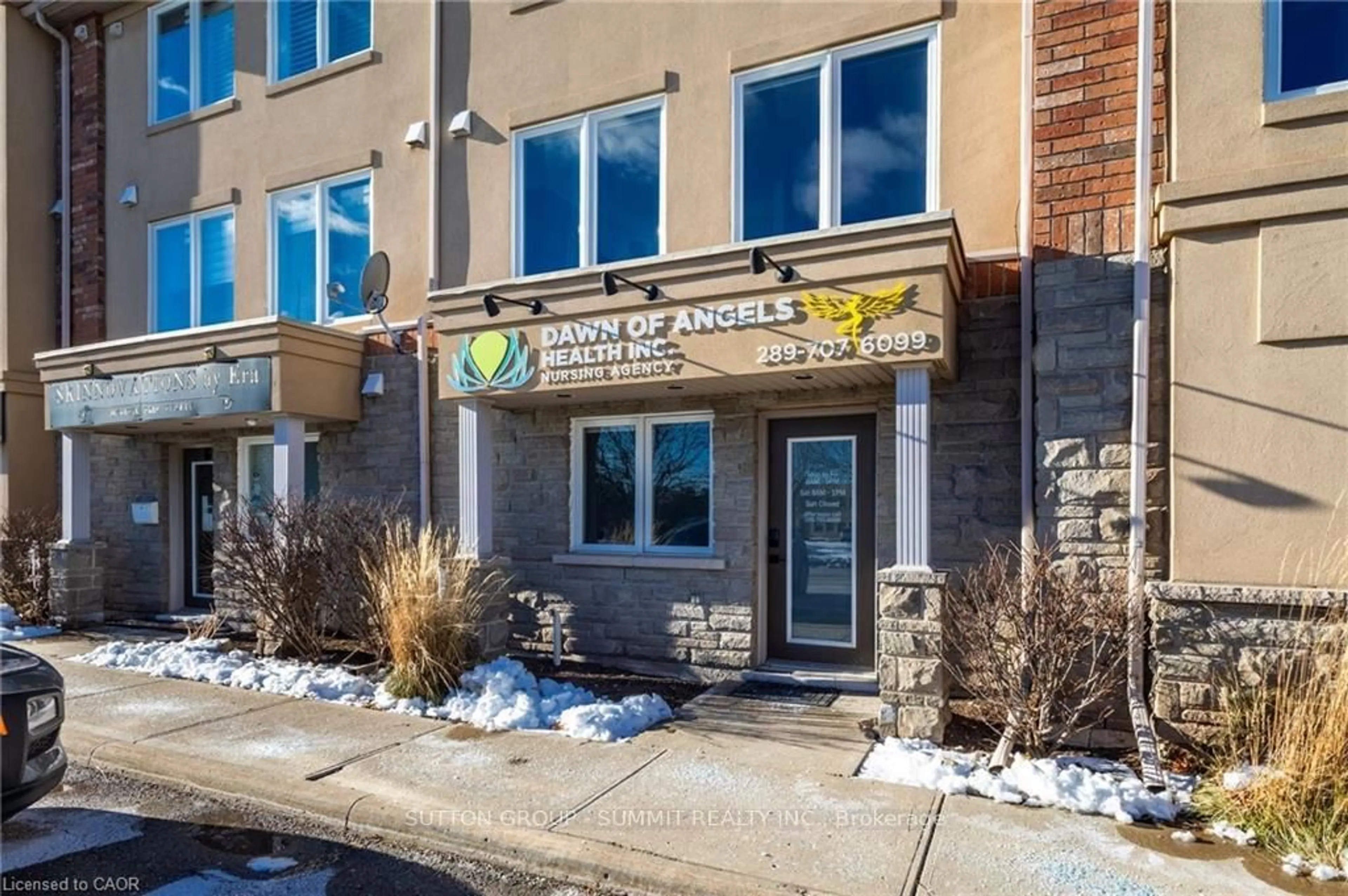 Indoor foyer for 1253 SILVAN FOREST Dr #7, Burlington Ontario L7M 0B7