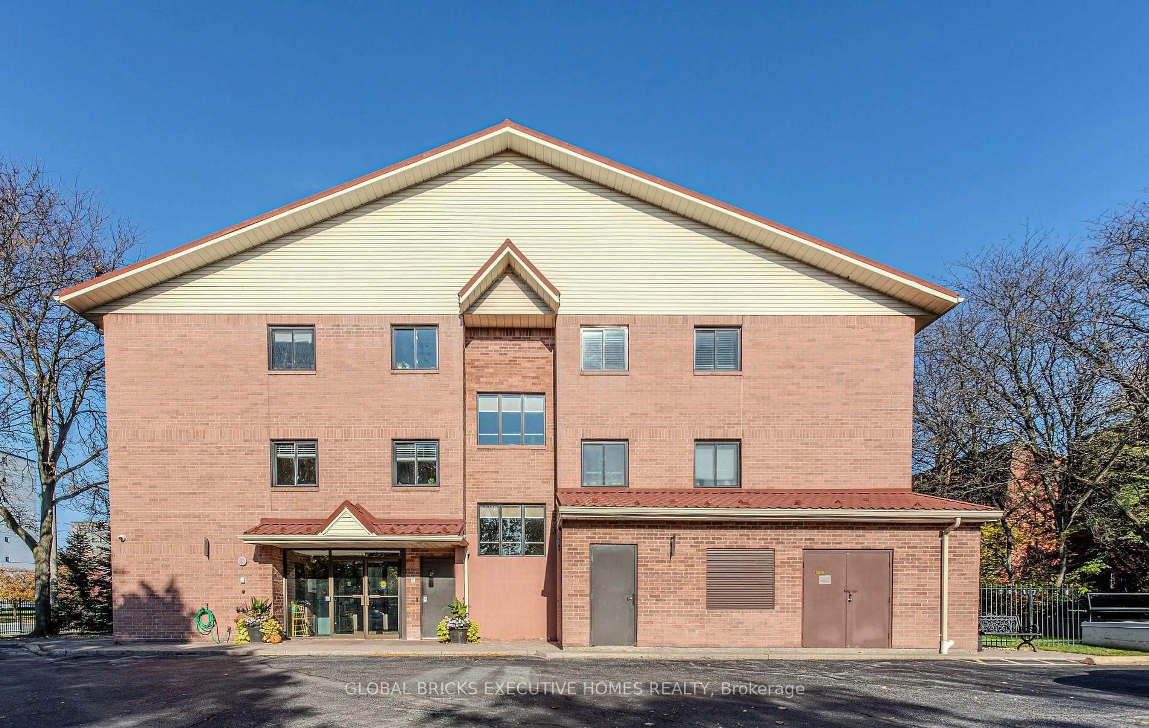 Home with brick exterior material, building for 1275 Cornerbrook Pl #102, Mississauga Ontario L5C 3J3