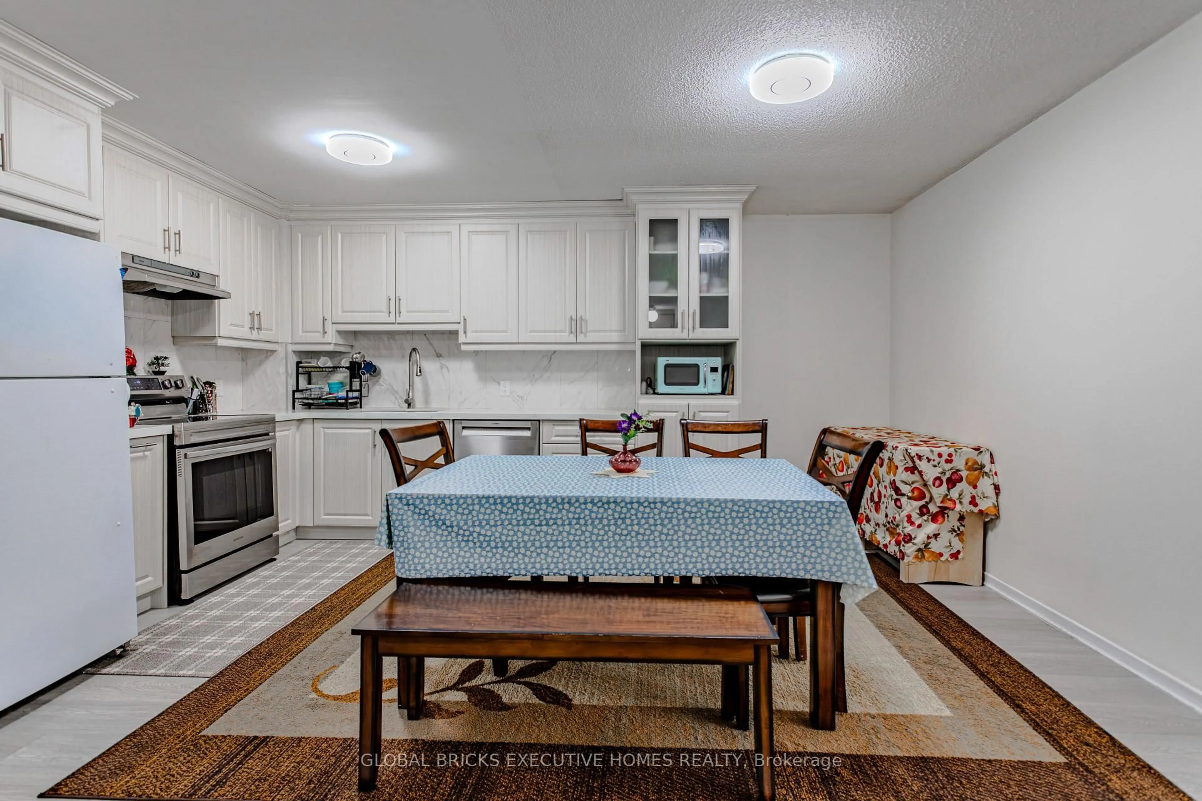 Standard kitchen, unknown for 1275 Cornerbrook Pl #102, Mississauga Ontario L5C 3J3