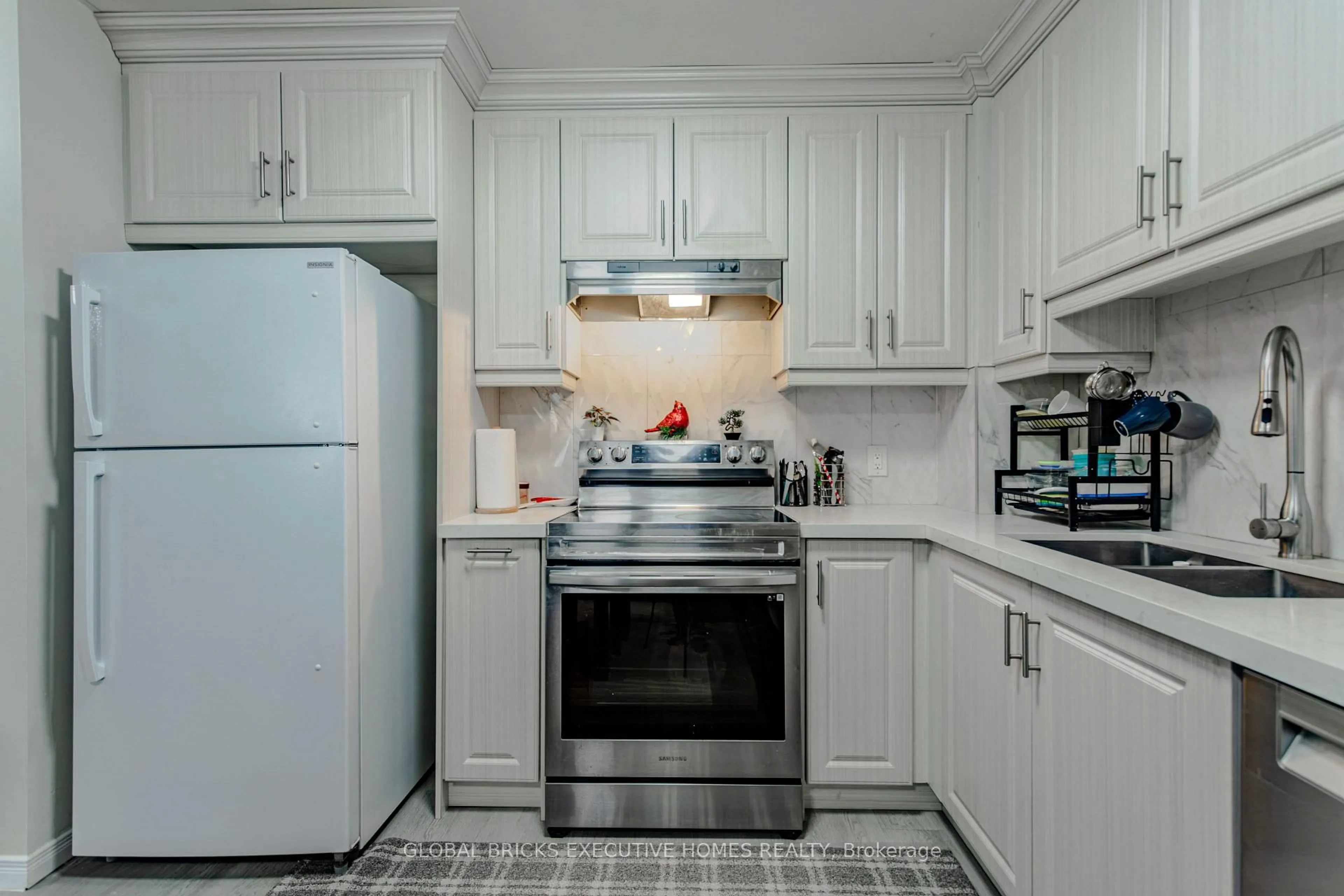Standard kitchen, ceramic/tile floor for 1275 Cornerbrook Pl #102, Mississauga Ontario L5C 3J3