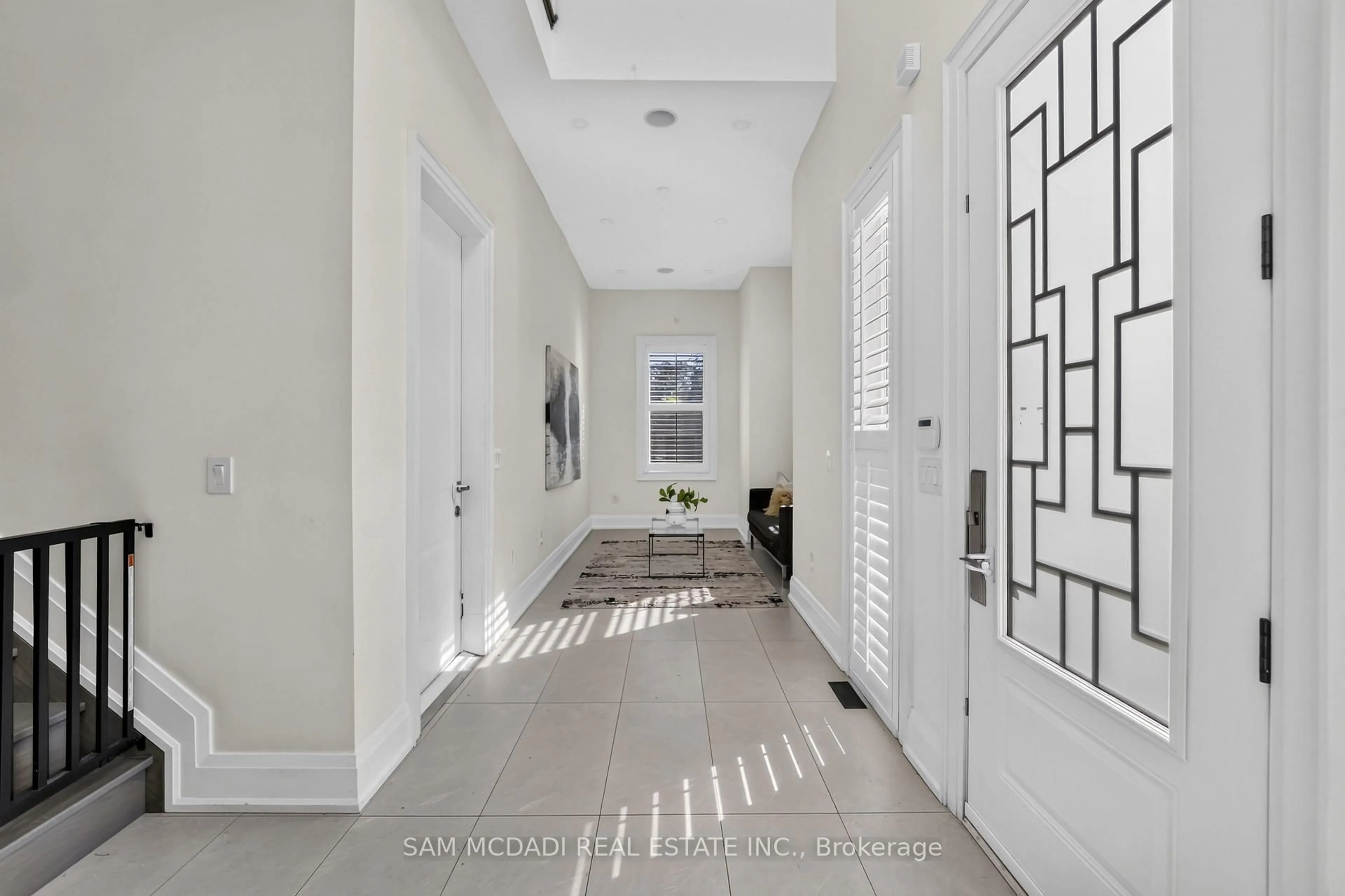 Indoor entryway for 1 Brookside Dr, Mississauga Ontario L5M 1H2