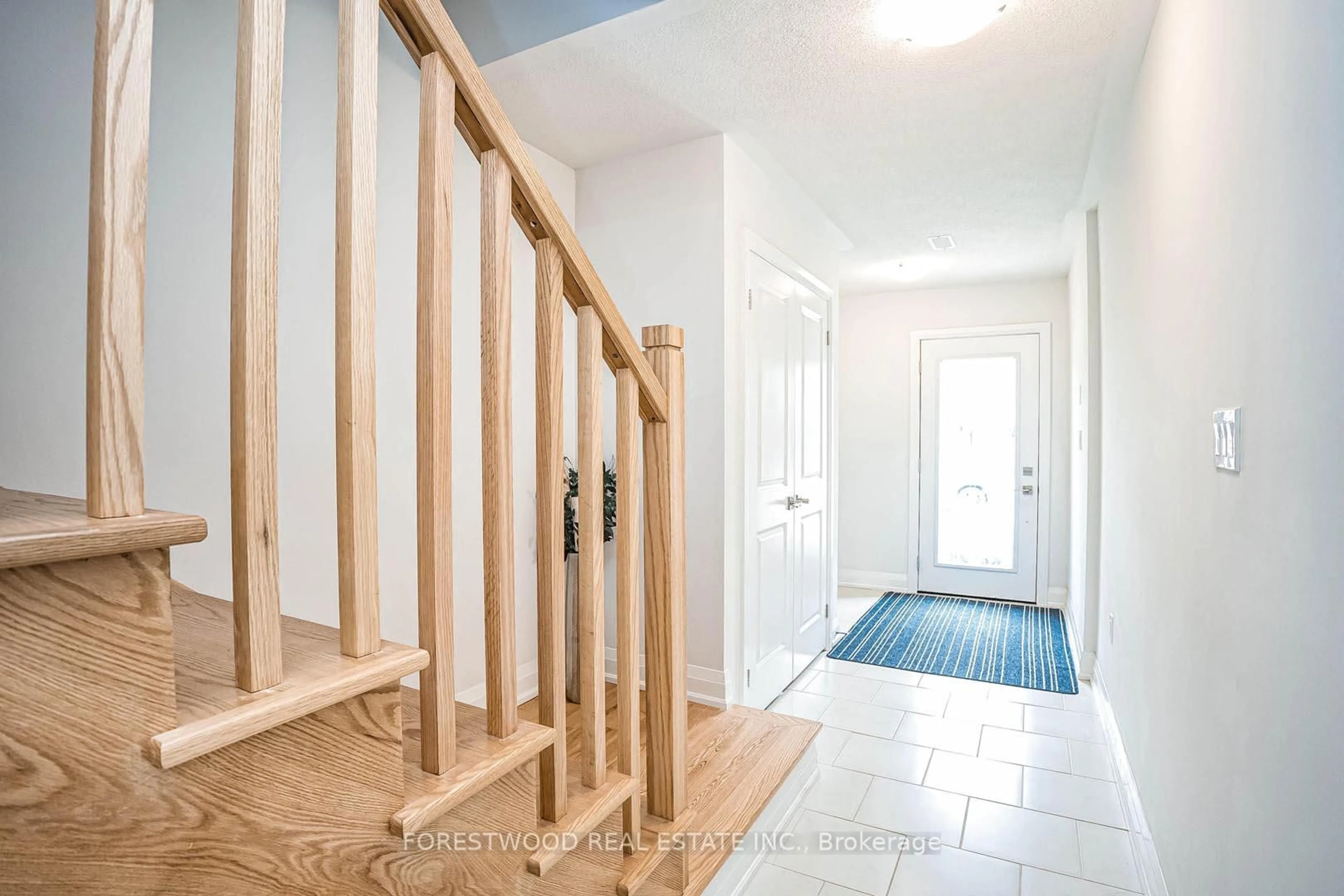 Indoor entryway for 53 Humberstone Dr, Halton Hills Ontario L7G 0P6