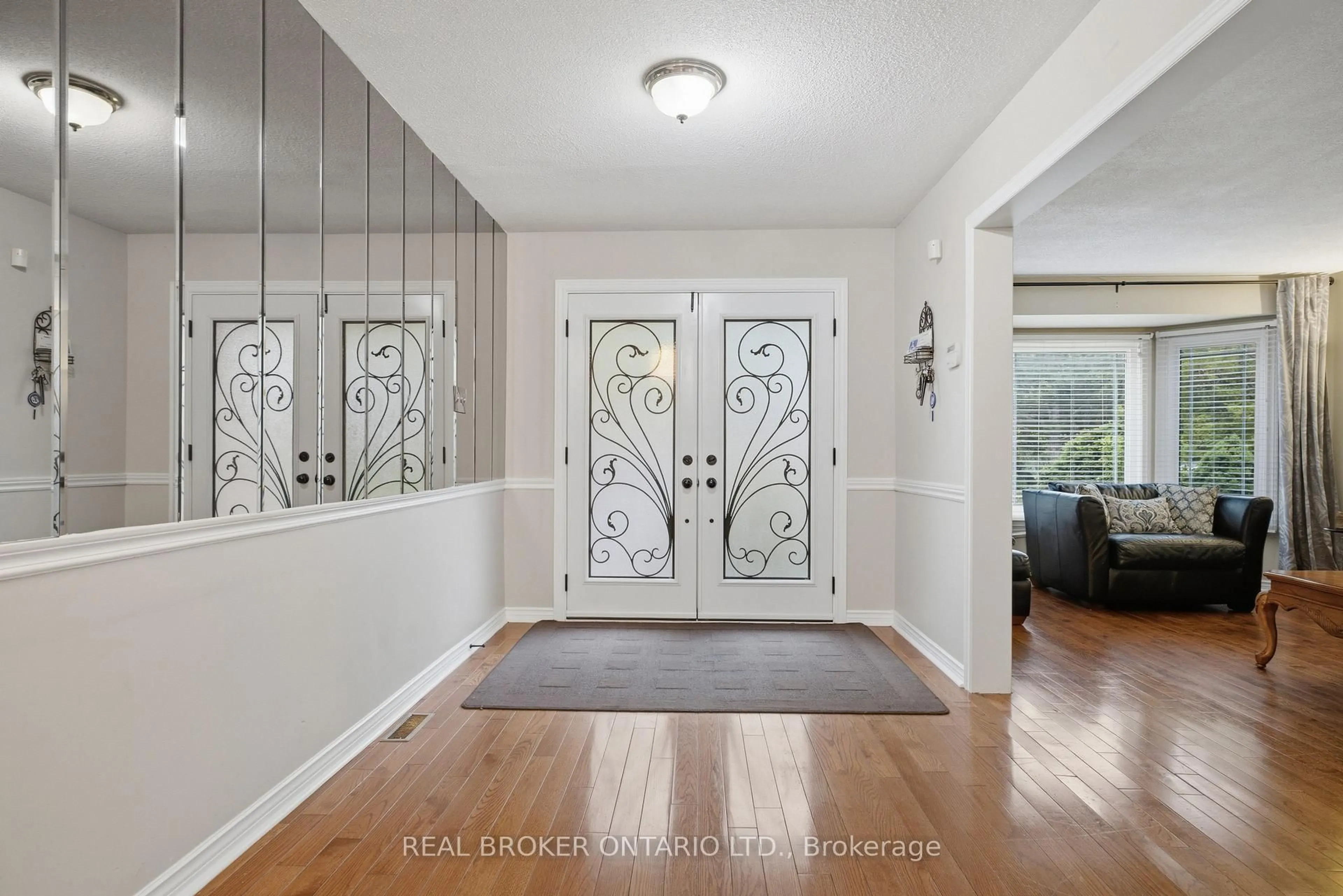 Indoor entryway for 1356 Mapleridge Cres, Oakville Ontario L6M 2G6