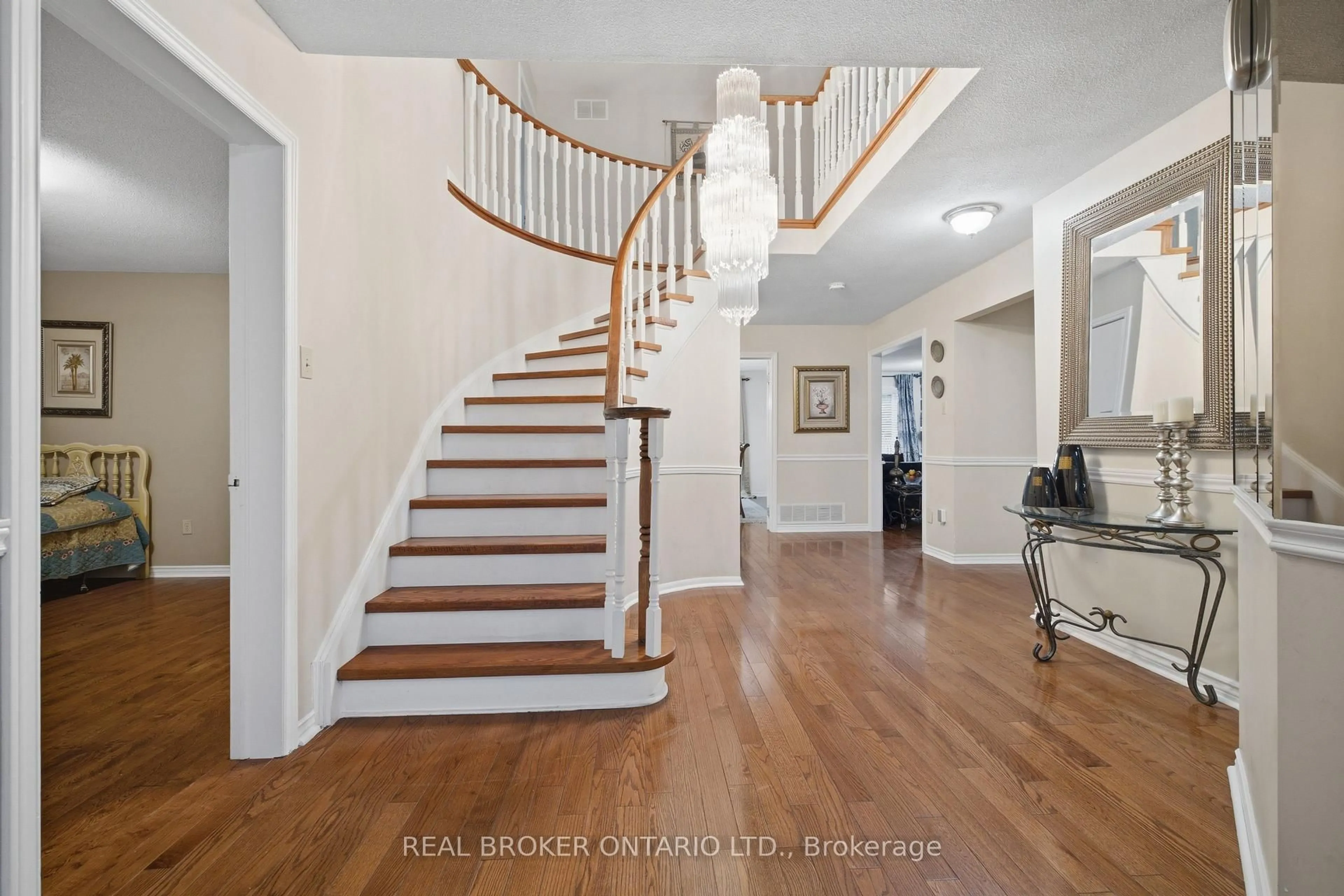 Indoor foyer for 1356 Mapleridge Cres, Oakville Ontario L6M 2G6