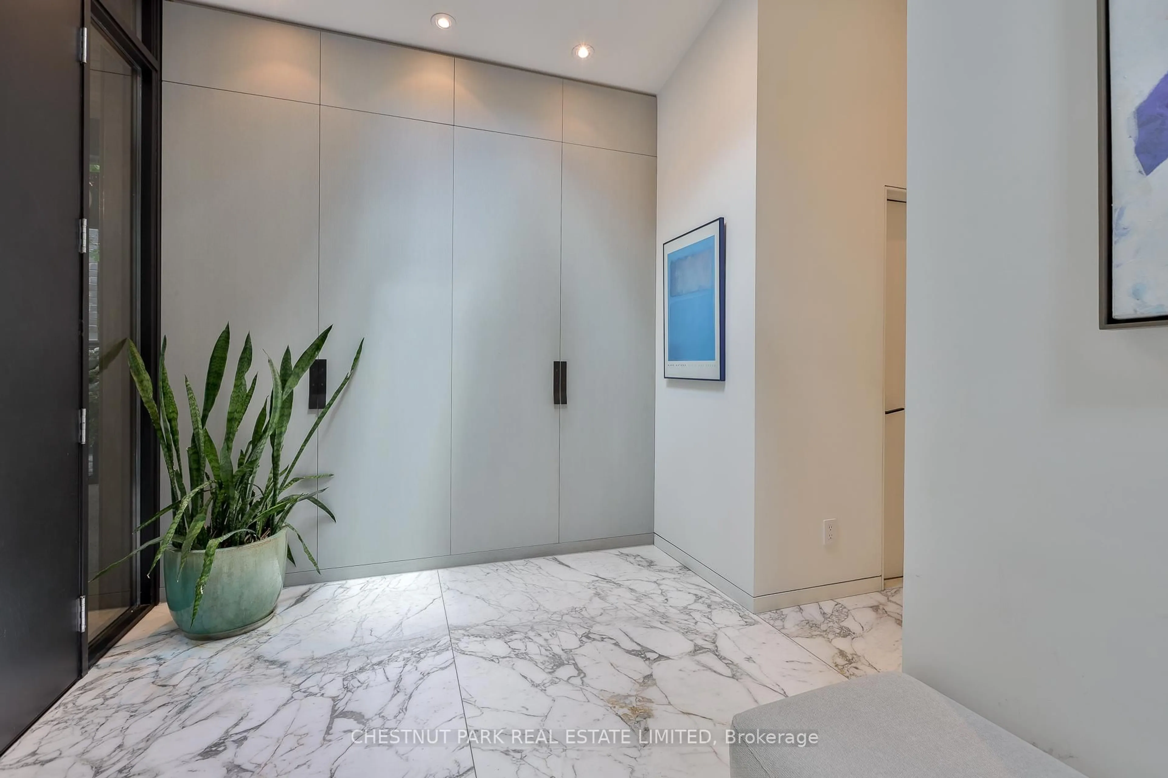 Indoor foyer for 835 Royal York Rd, Toronto Ontario M8Y 2V1