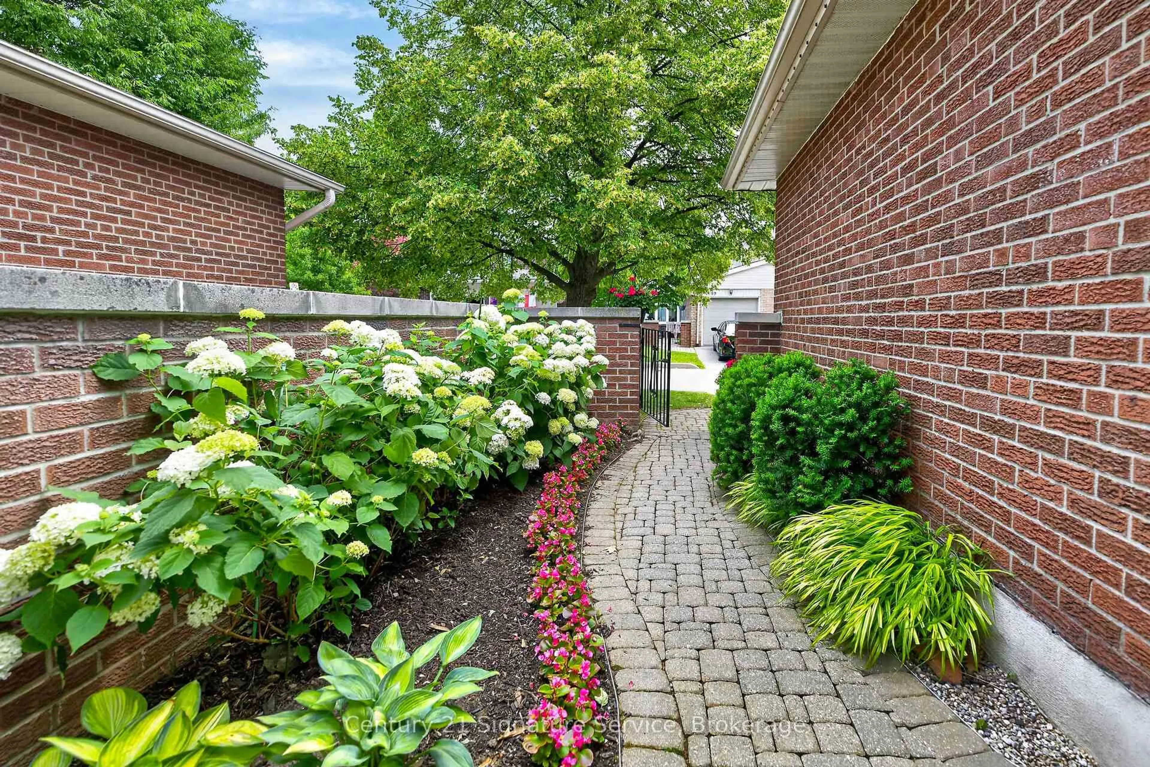 Patio, street for 5183 Banting Crt, Burlington Ontario L7L 2Z4