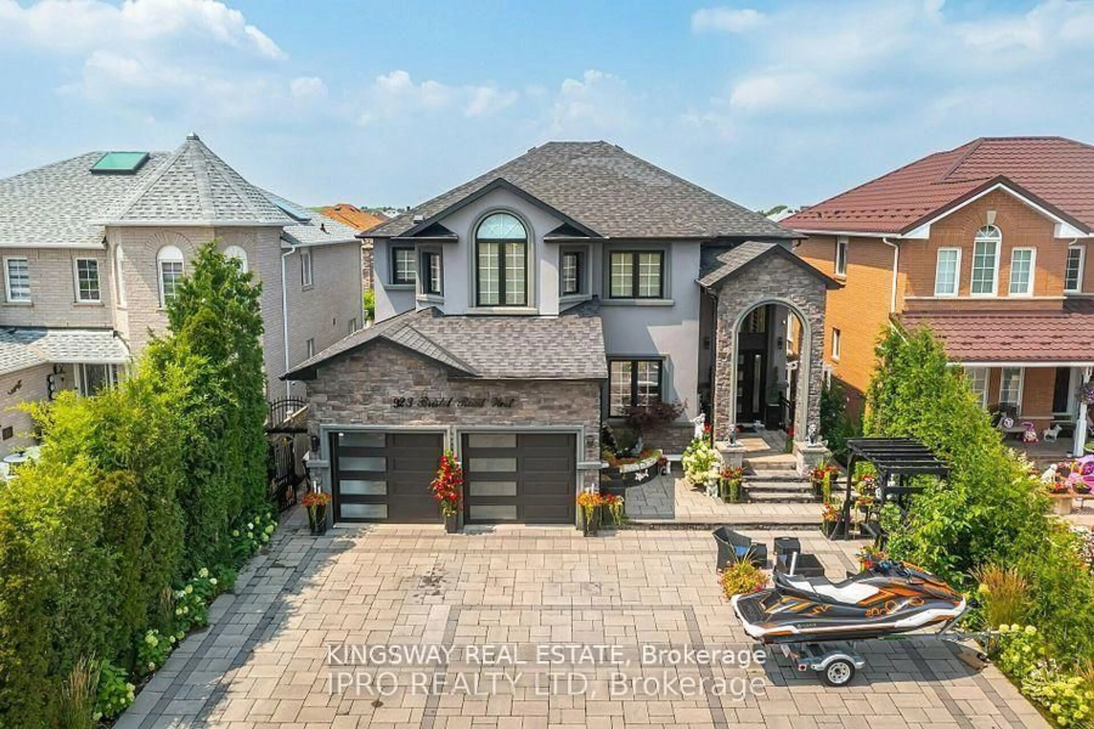 Home with brick exterior material, street for 923 Bristol Rd, Mississauga Ontario L5V 2N9