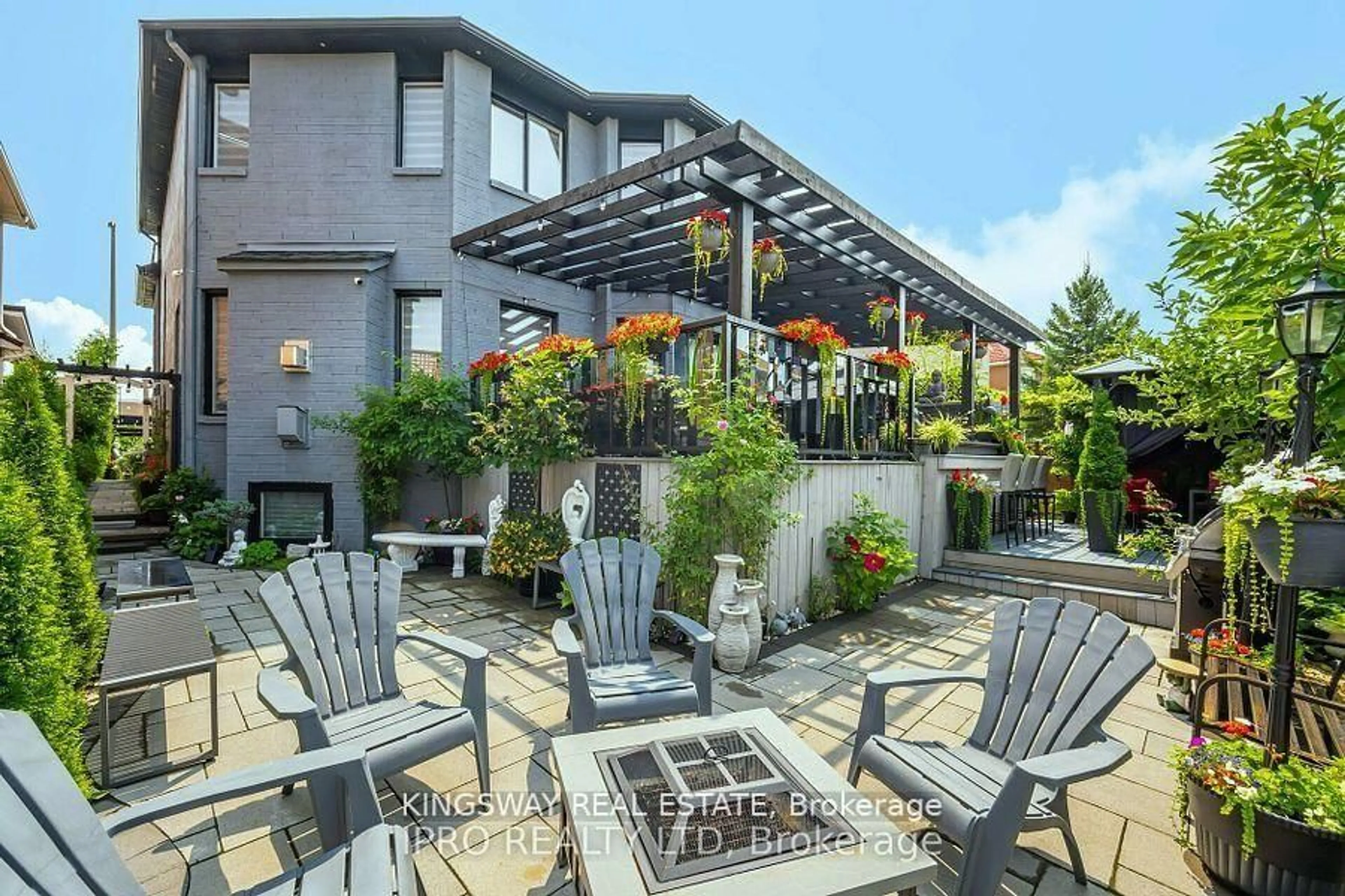 Patio, unknown for 923 Bristol Rd, Mississauga Ontario L5V 2N9