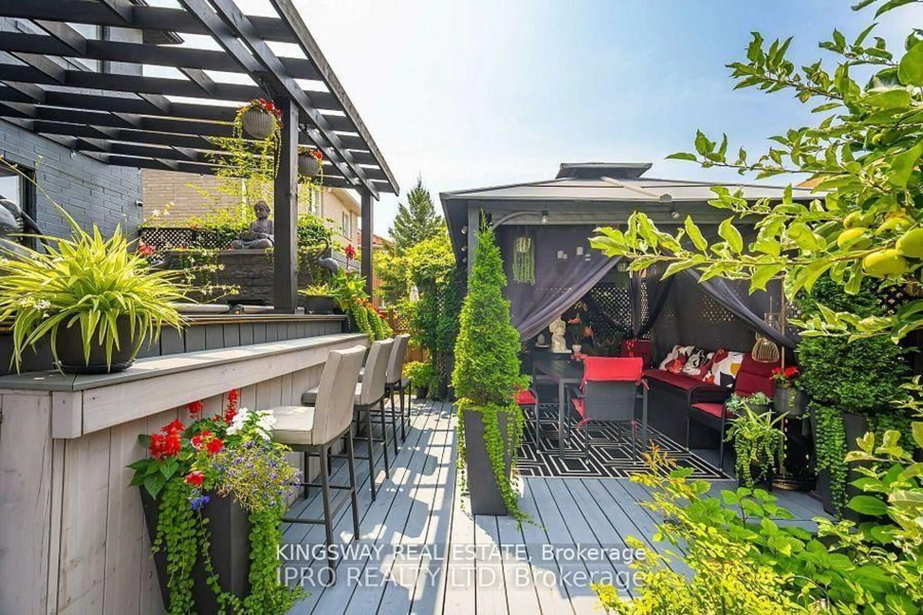Patio, street for 923 Bristol Rd, Mississauga Ontario L5V 2N9
