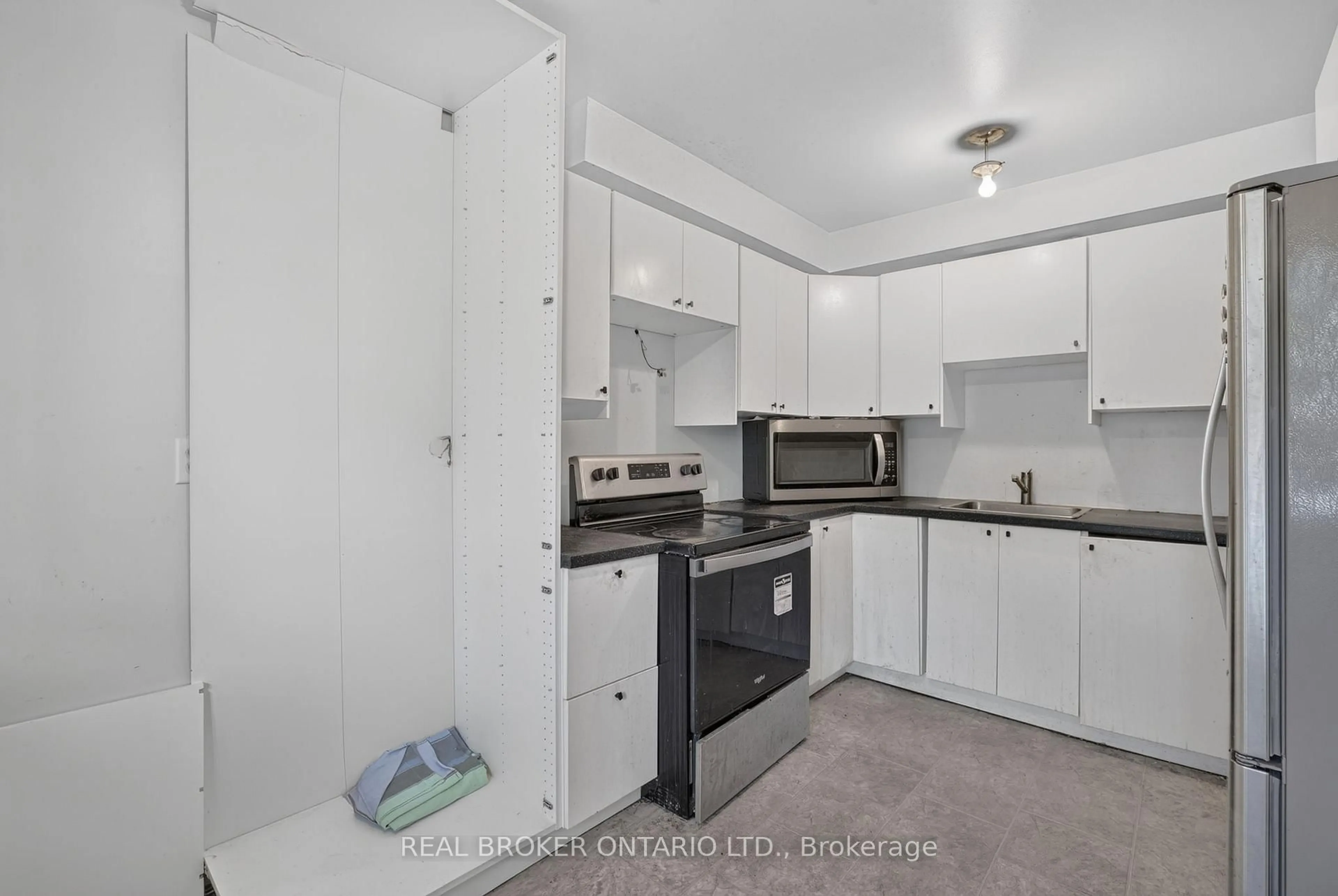 Standard kitchen, unknown for 2079 The Collegeway Dr #57, Mississauga Ontario L5L 3M1