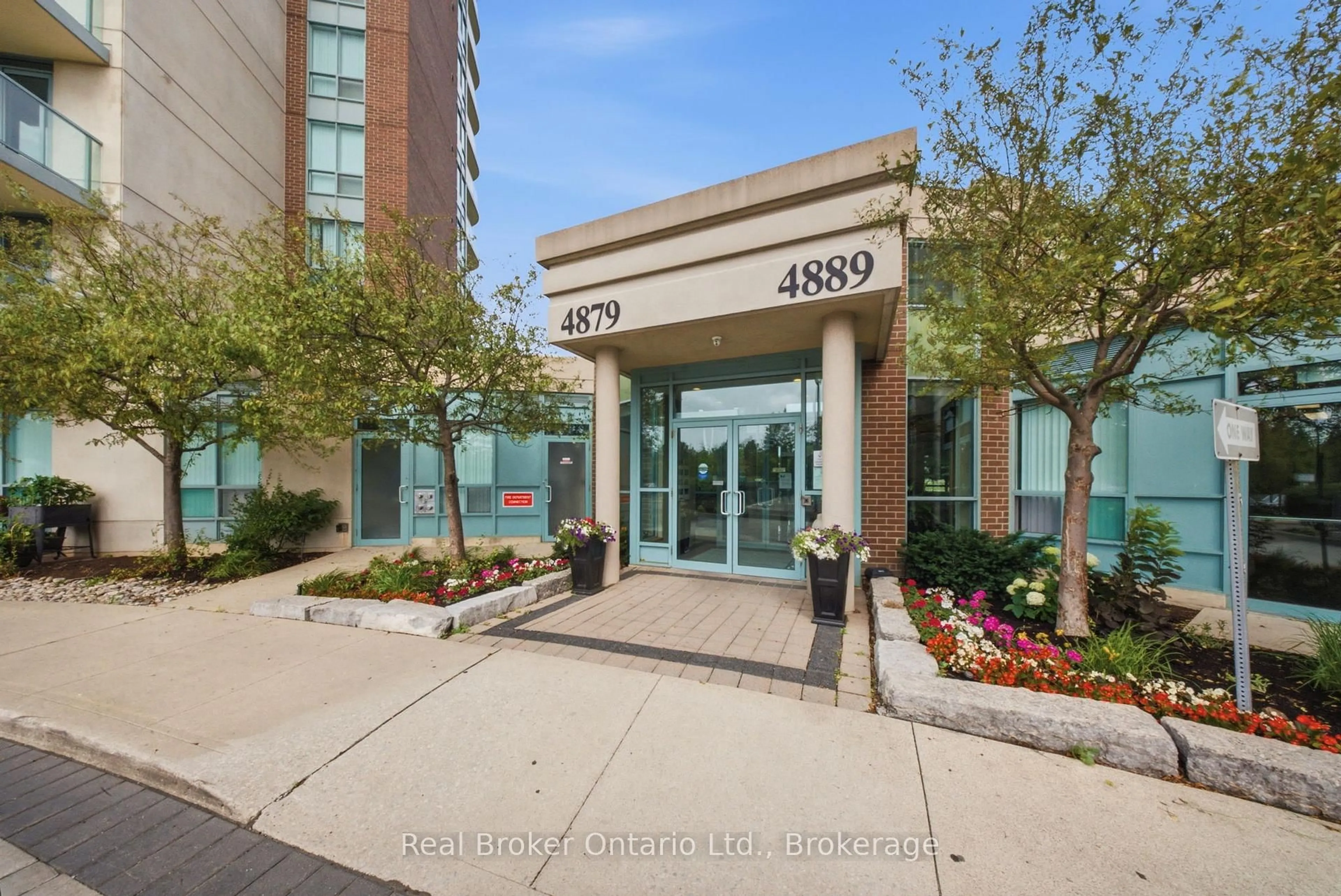 Indoor foyer for 4879 Kimbermount Ave #902, Mississauga Ontario L5M 7R8