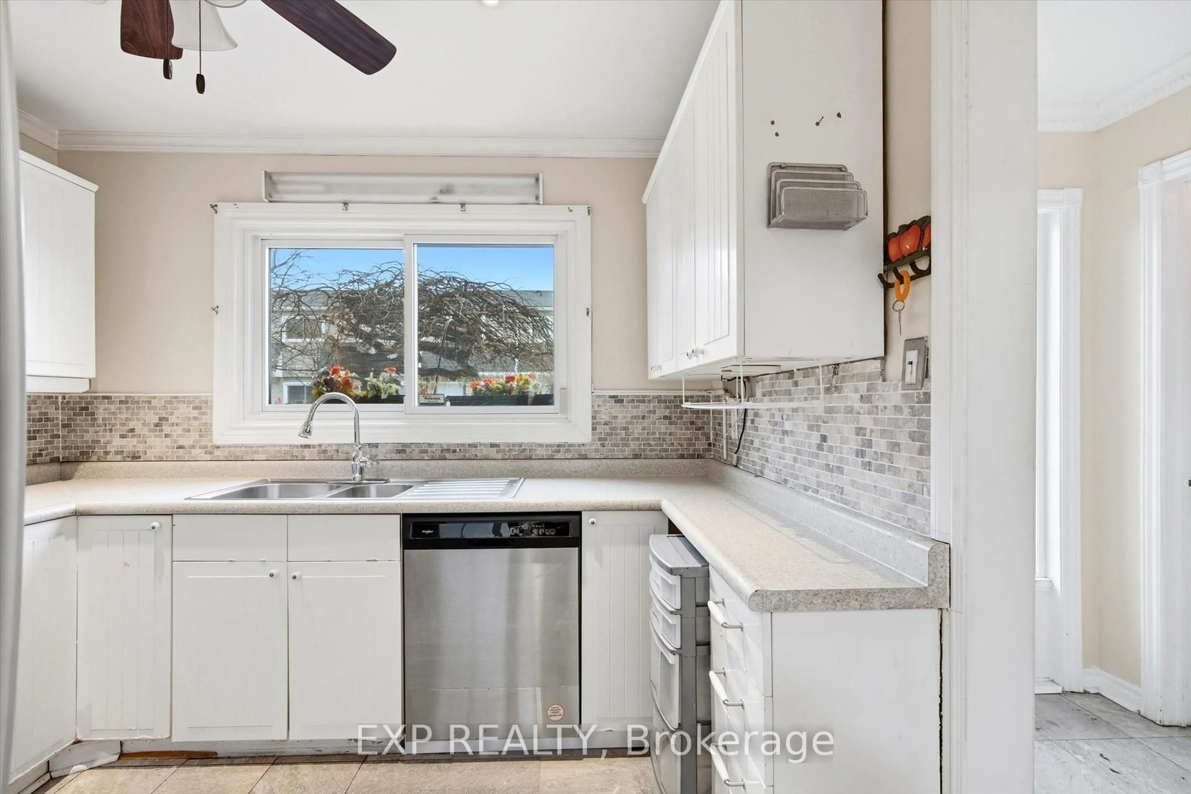 Standard kitchen, ceramic/tile floor for 2050 Upper Middle Rd #31, Burlington Ontario L7P 3R9