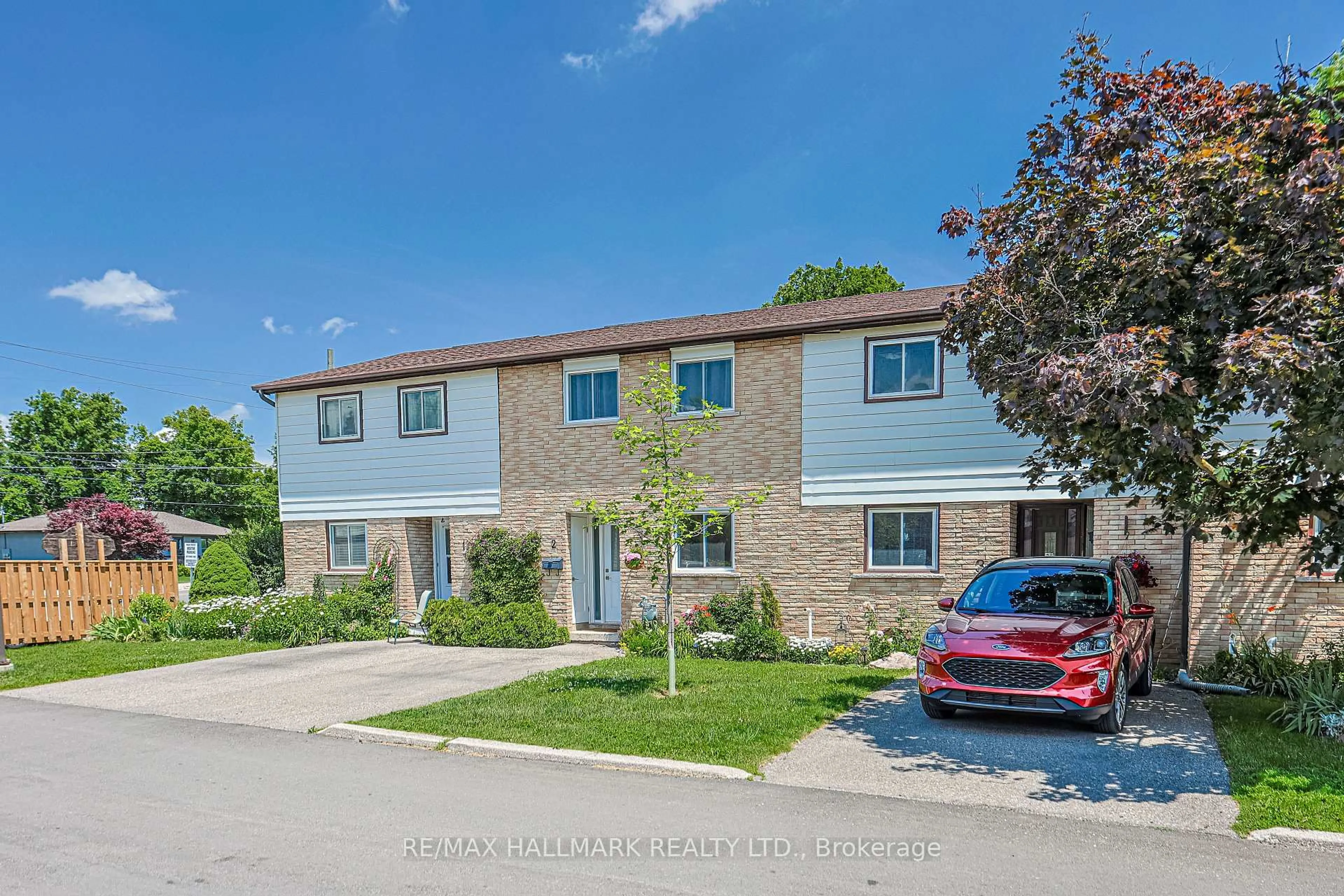 A pic from outside/outdoor area/front of a property/back of a property/a pic from drone, street for 59 Maple Ave #2, Halton Hills Ontario L7G 1X8