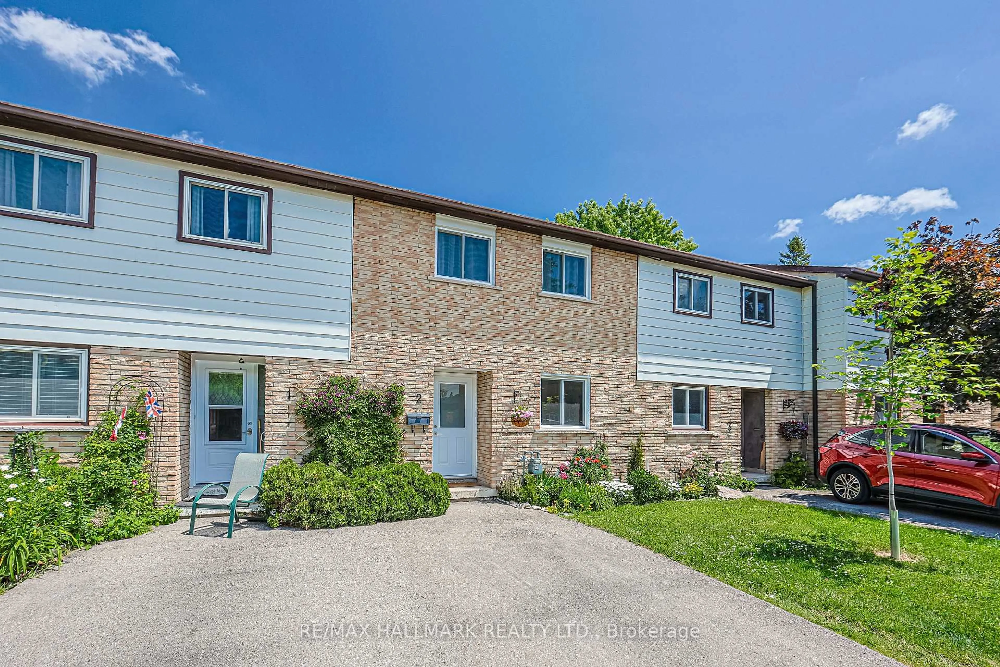 A pic from outside/outdoor area/front of a property/back of a property/a pic from drone, street for 59 Maple Ave #2, Halton Hills Ontario L7G 1X8
