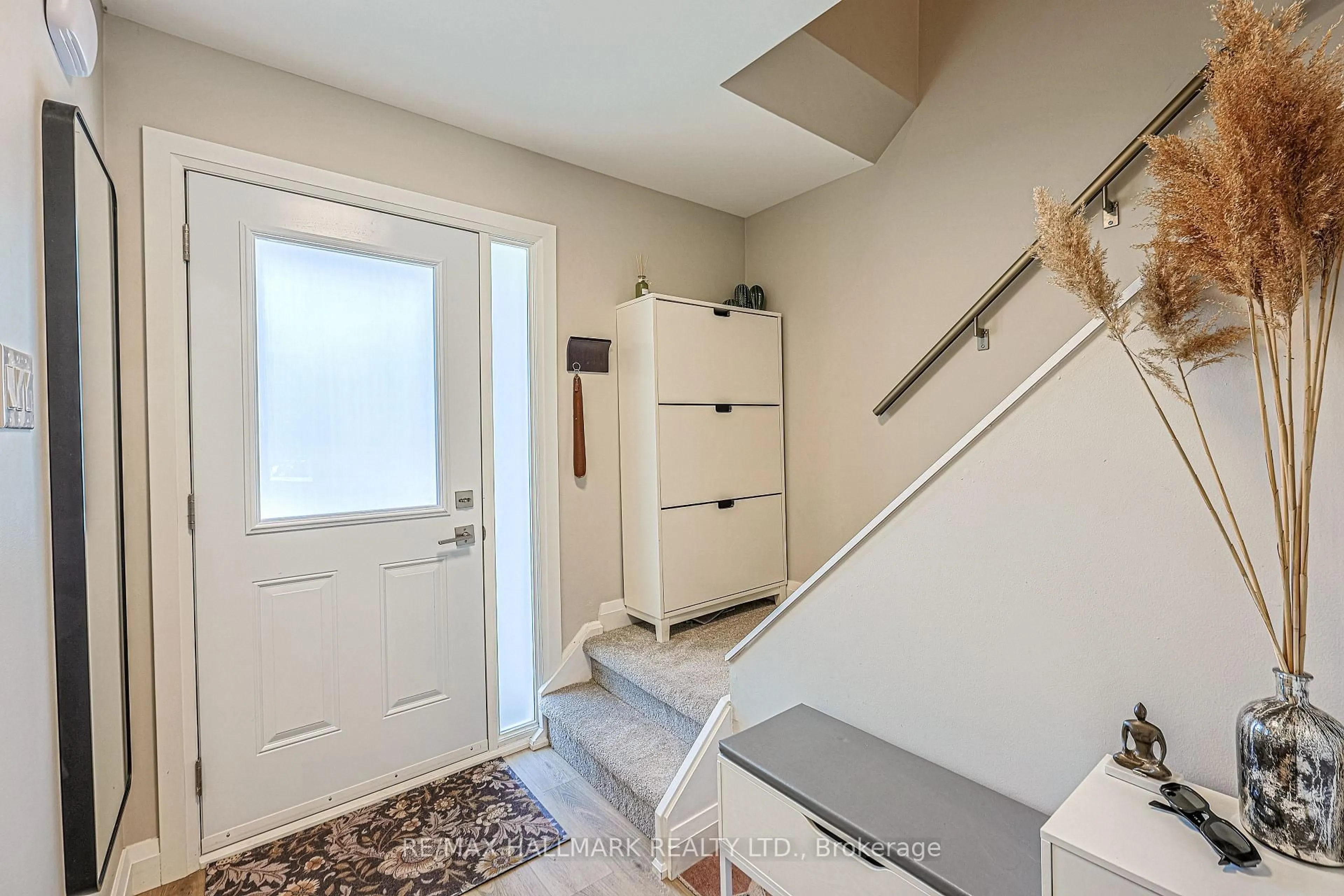 Indoor entryway for 59 Maple Ave #2, Halton Hills Ontario L7G 1X8