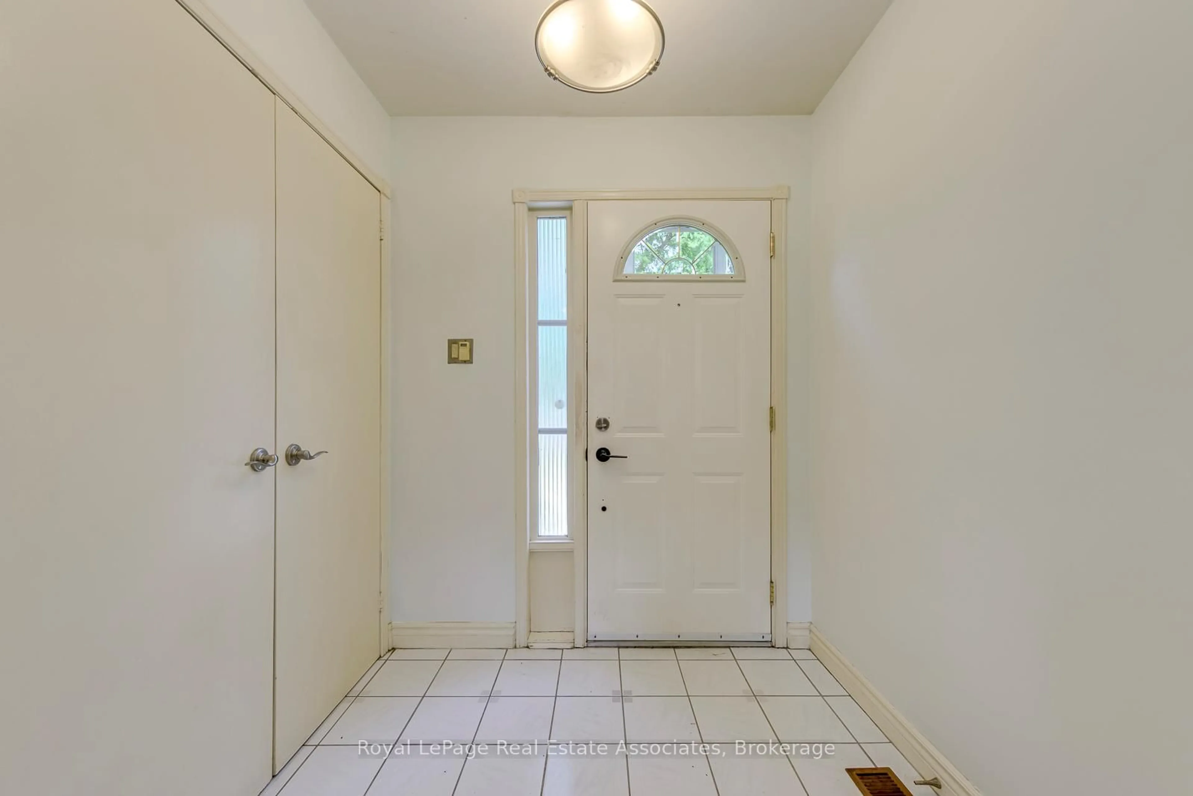 Indoor entryway for 30 Marlow Pl, Brampton Ontario L6S 2X3