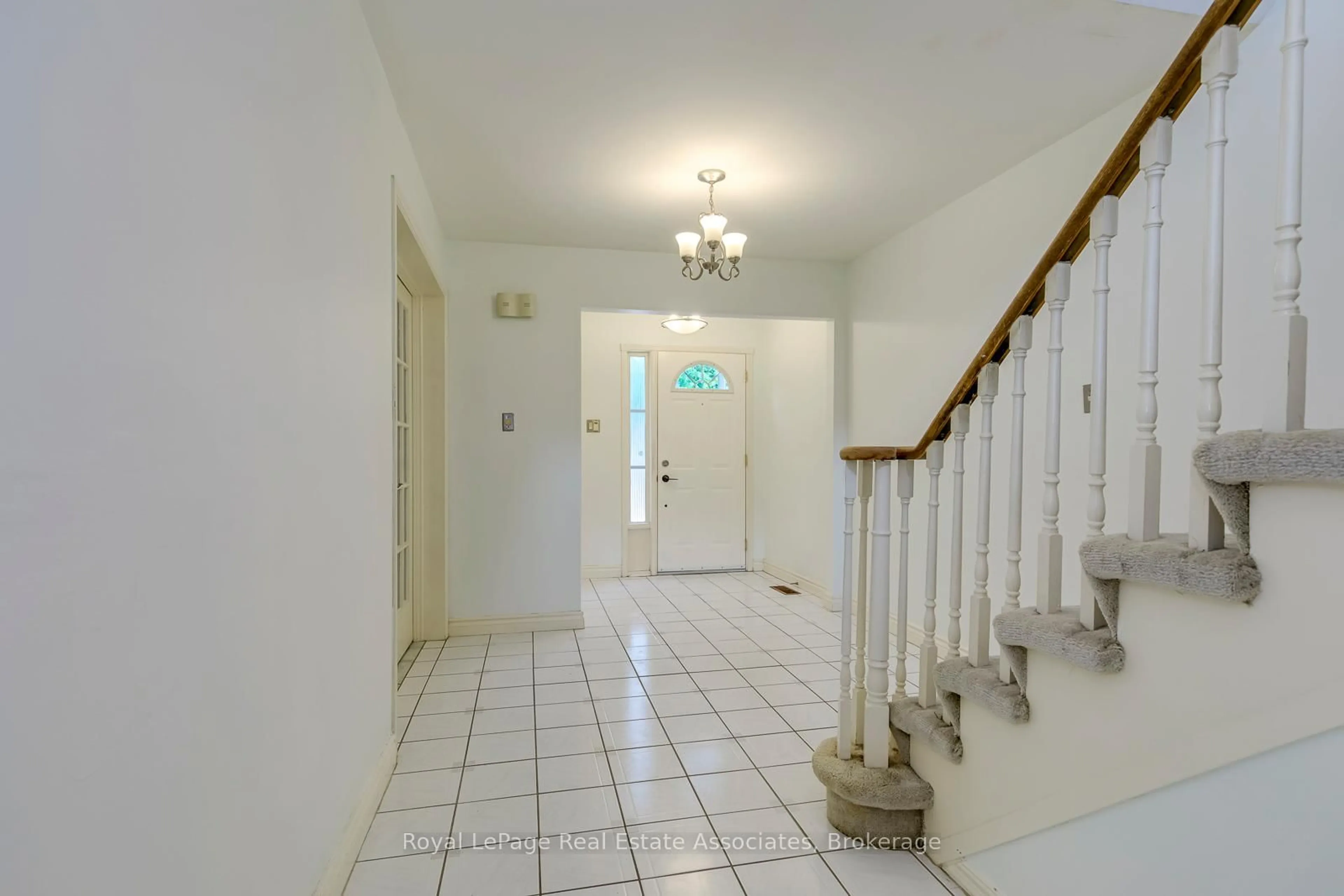 Indoor foyer for 30 Marlow Pl, Brampton Ontario L6S 2X3