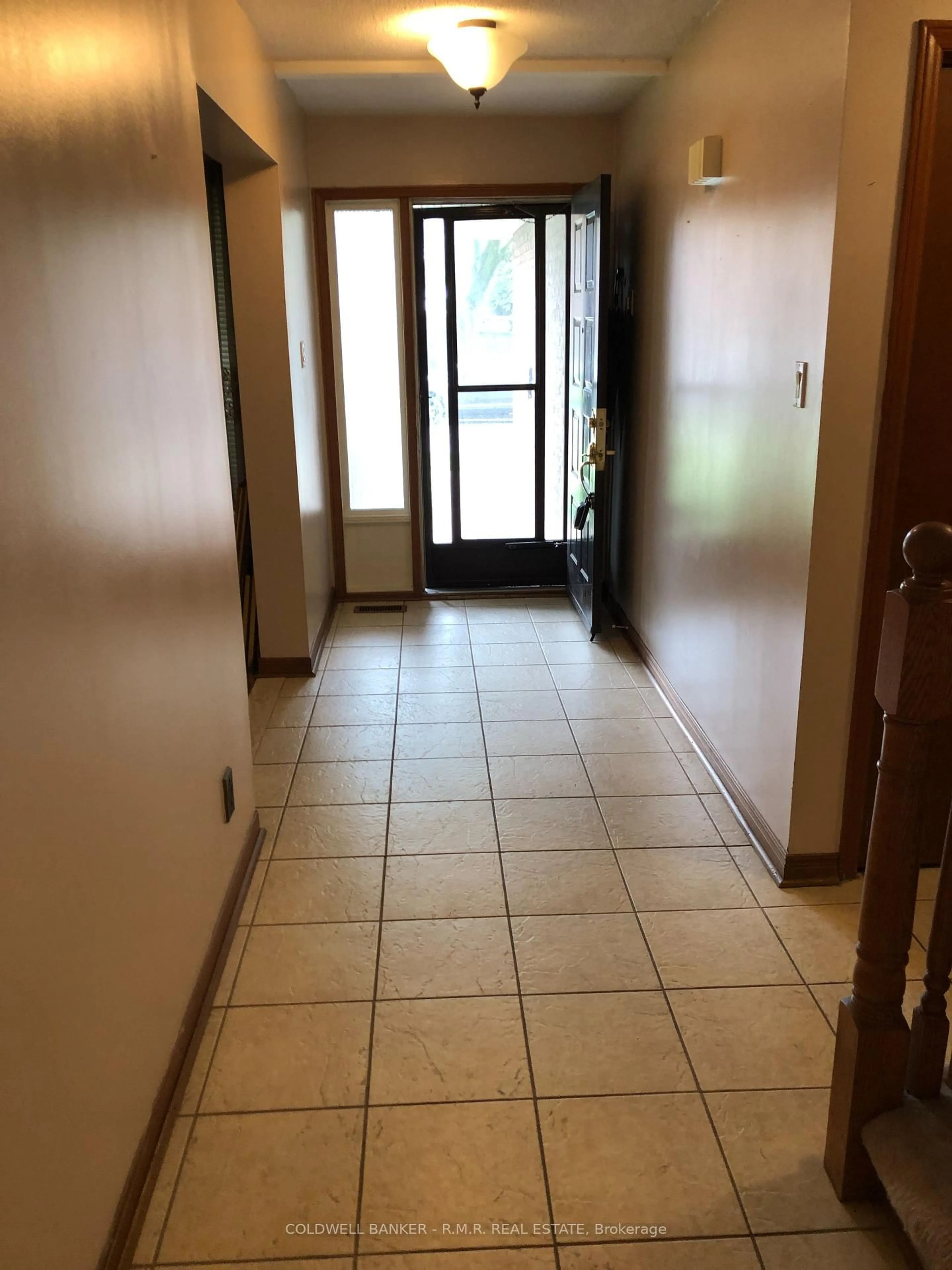 Indoor foyer for 5 Brownridge Cres, Toronto Ontario M9V 4M4