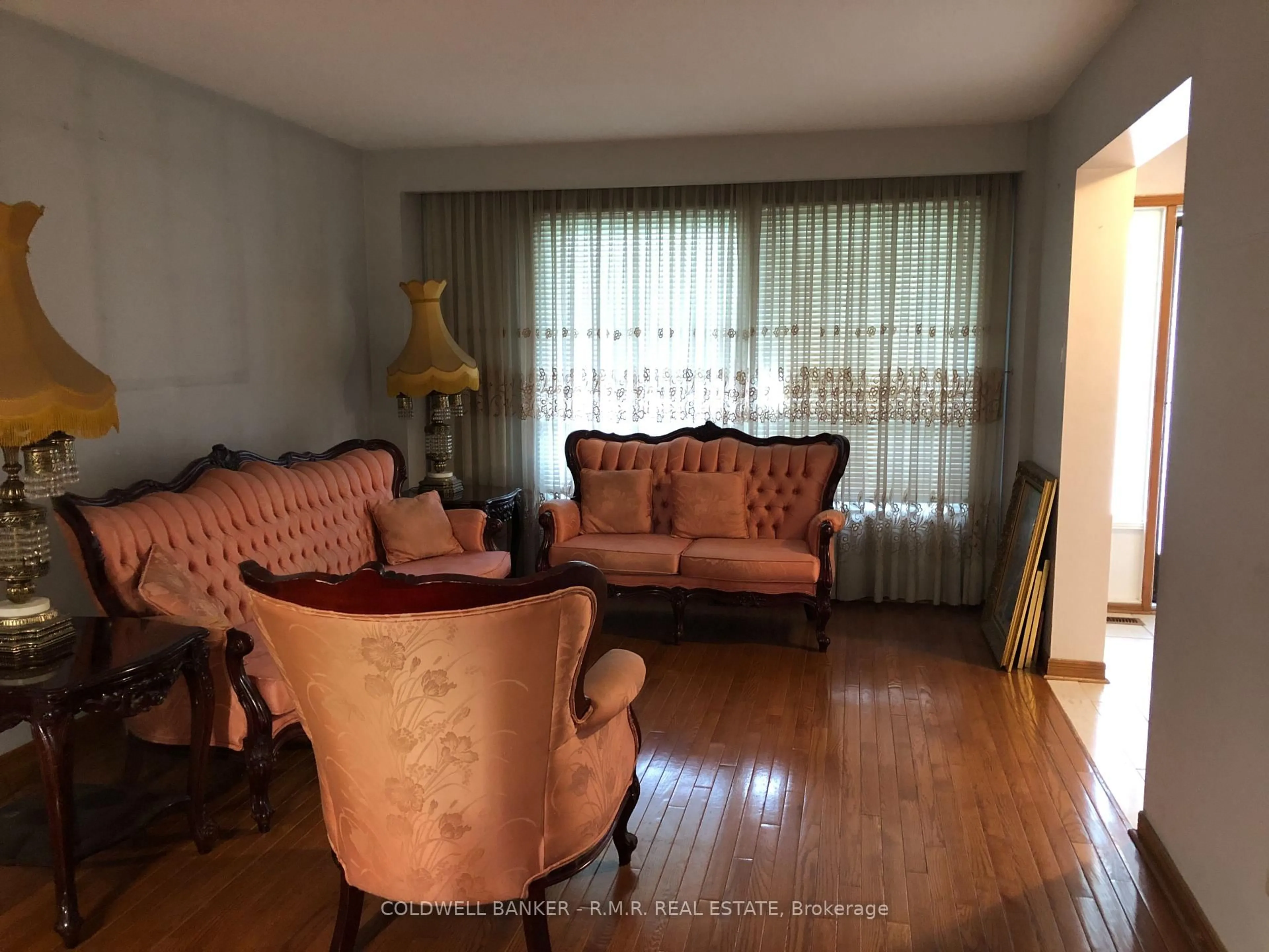 Living room with furniture, wood/laminate floor for 5 Brownridge Cres, Toronto Ontario M9V 4M4
