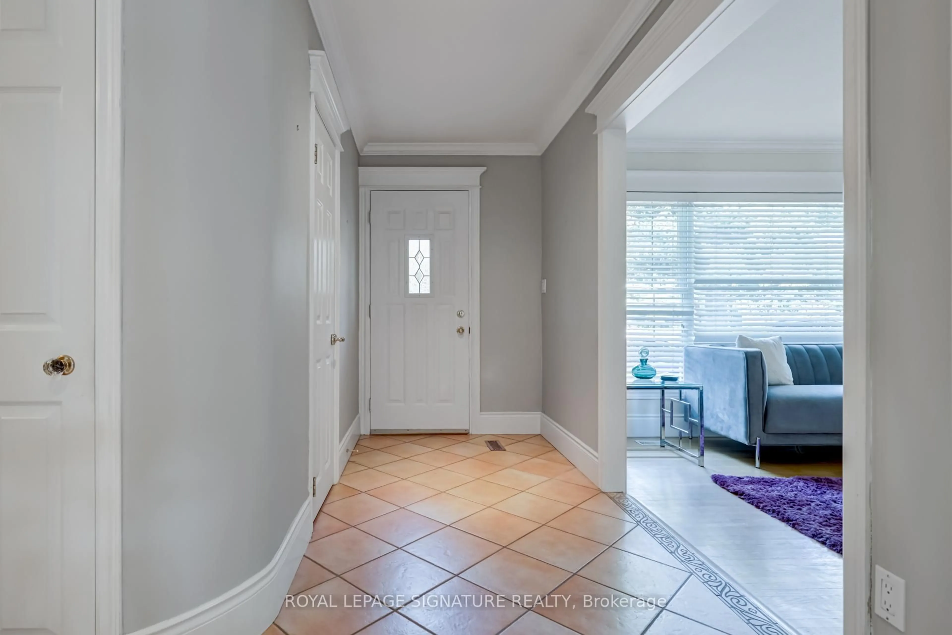 Indoor entryway for 383 Maplehurst Ave, Oakville Ontario L6L 4Y3