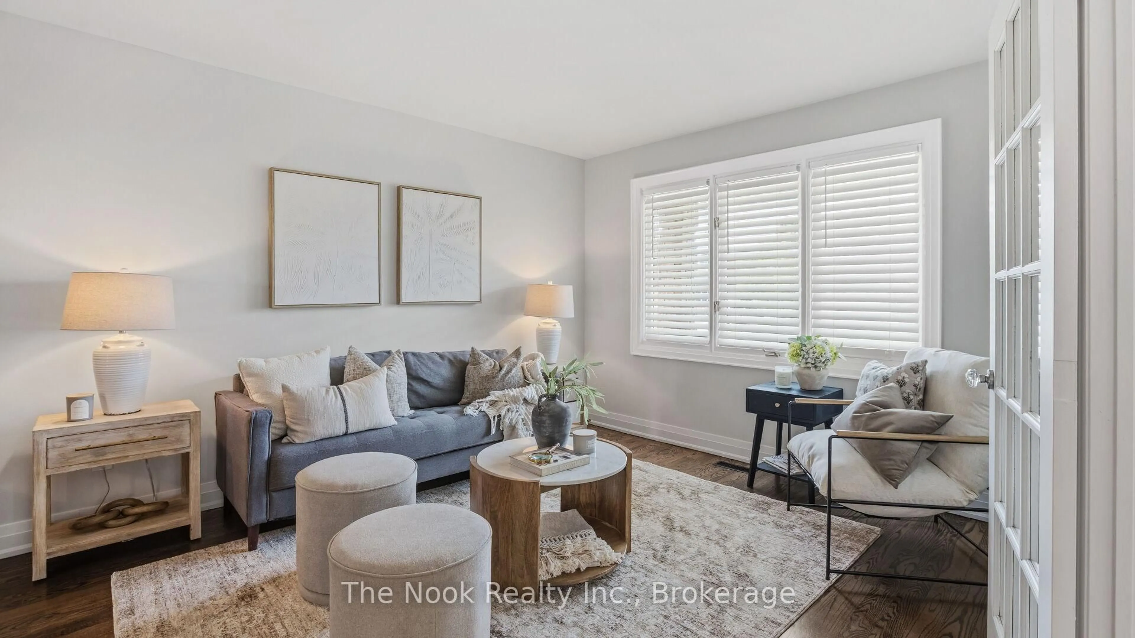 Living room with furniture, unknown for 938 Wetherby Lane, Mississauga Ontario L4W 4S7