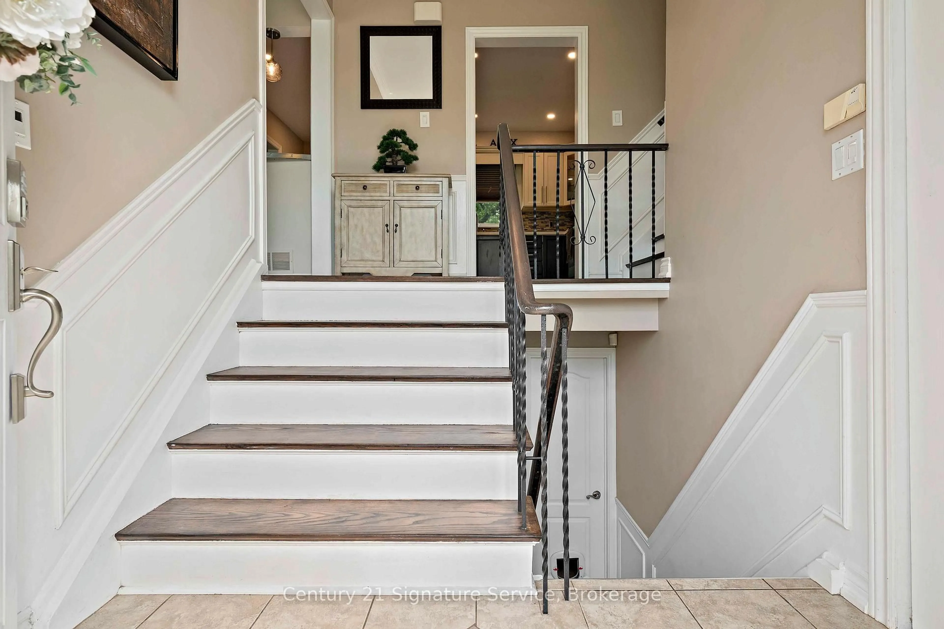 Indoor entryway for 1563 Brentano Blvd, Mississauga Ontario L4X 1A5