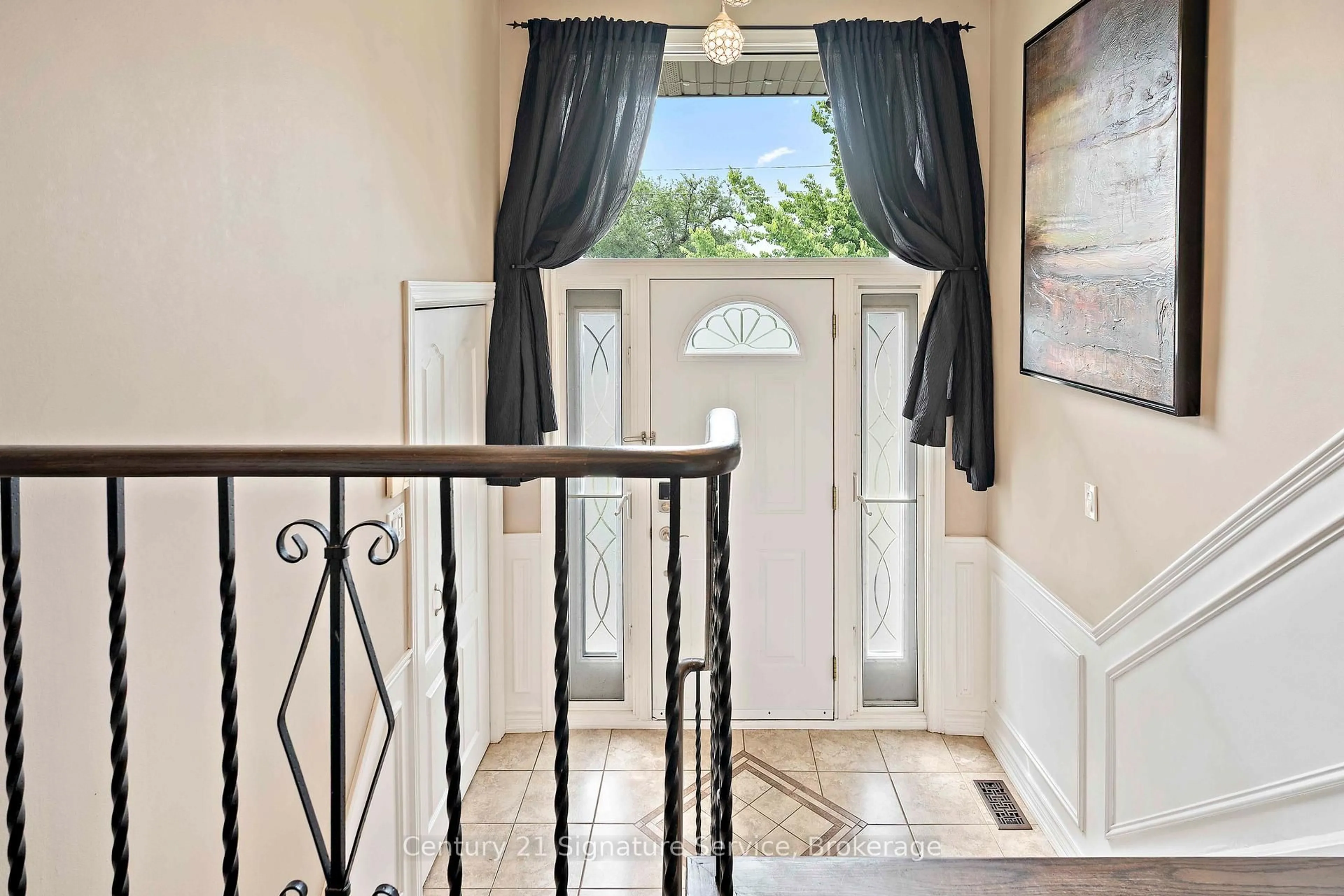 Indoor entryway for 1563 Brentano Blvd, Mississauga Ontario L4X 1A5