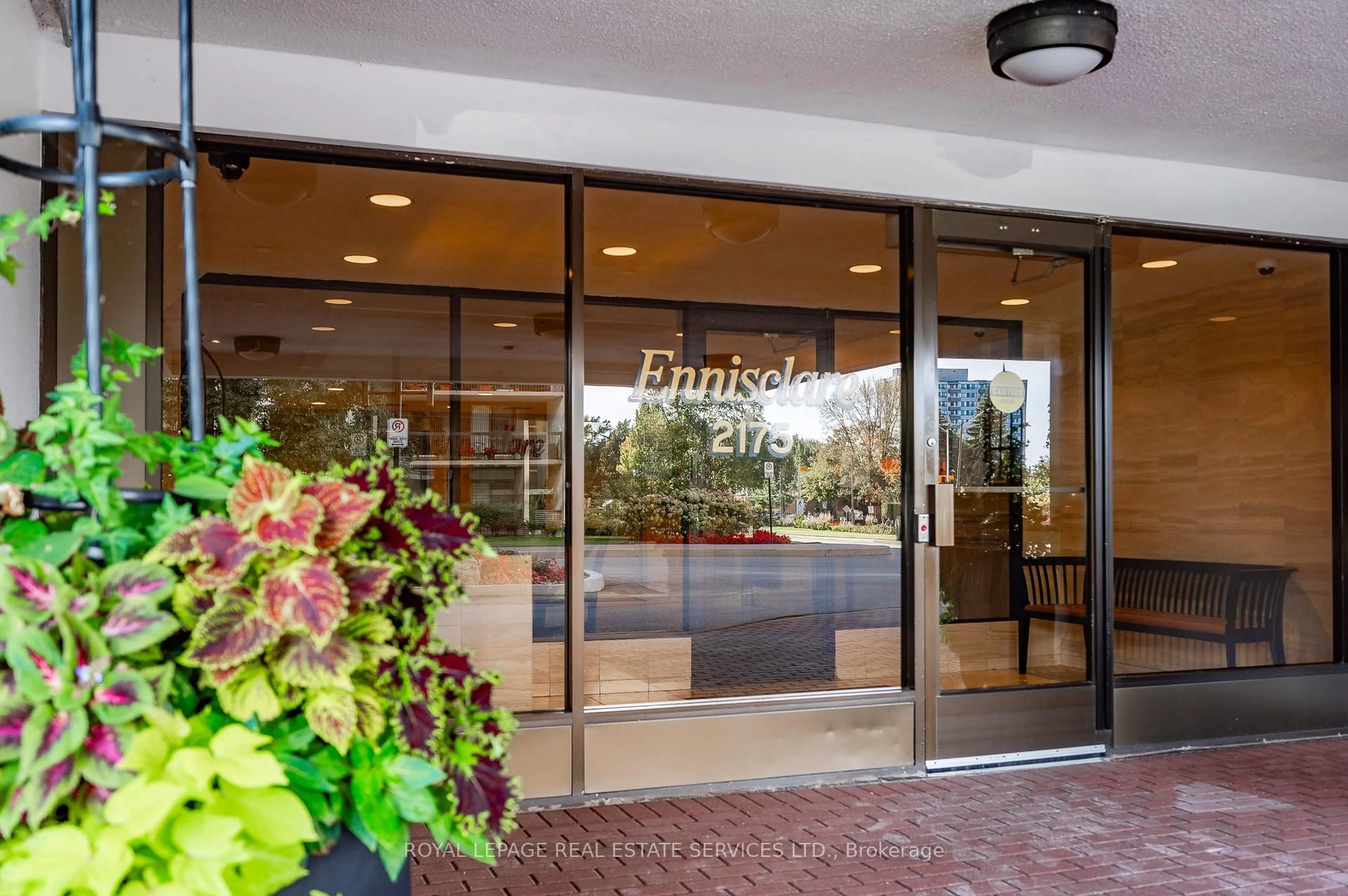 Indoor foyer for 2175 Marine Dr #1006, Oakville Ontario L6L 5L5