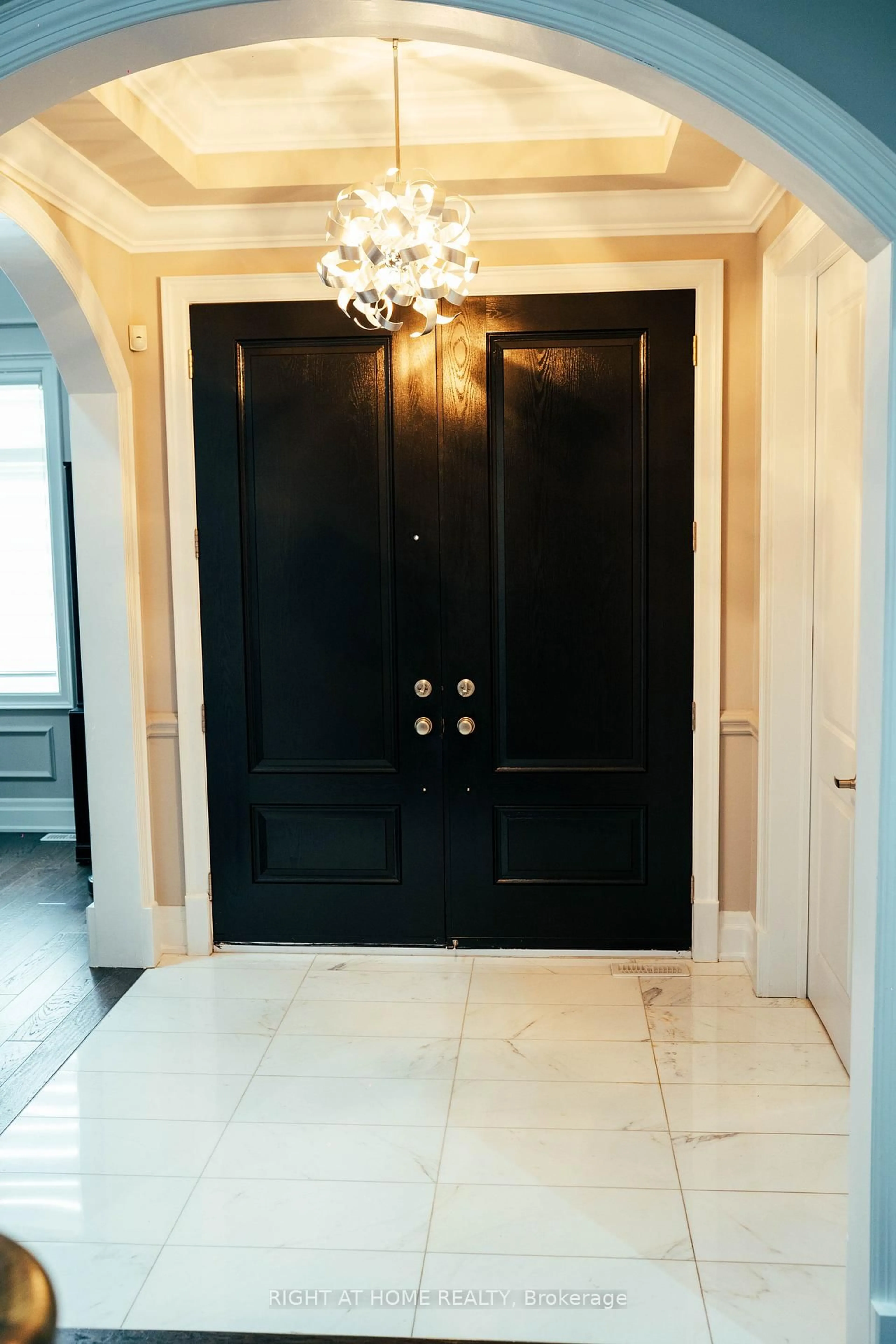 Indoor entryway for 11 Fairmont Clse, Brampton Ontario L6Y 2Y3