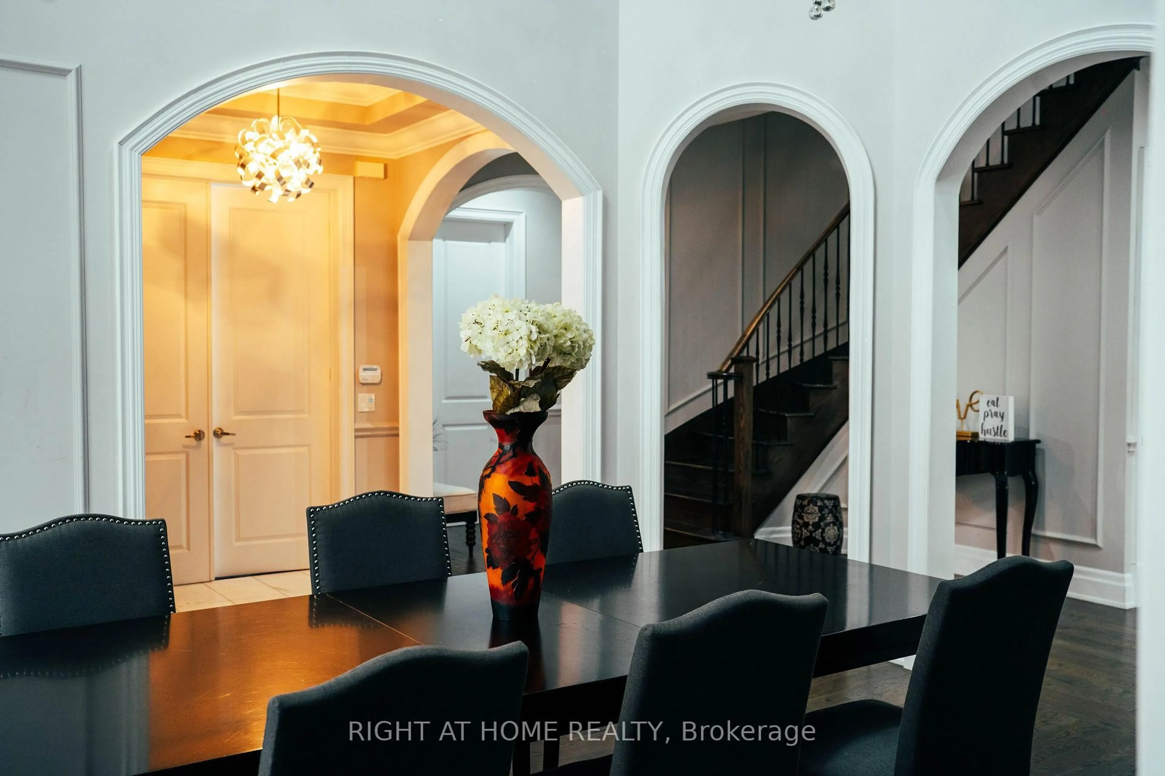 Indoor foyer for 11 Fairmont Clse, Brampton Ontario L6Y 2Y3