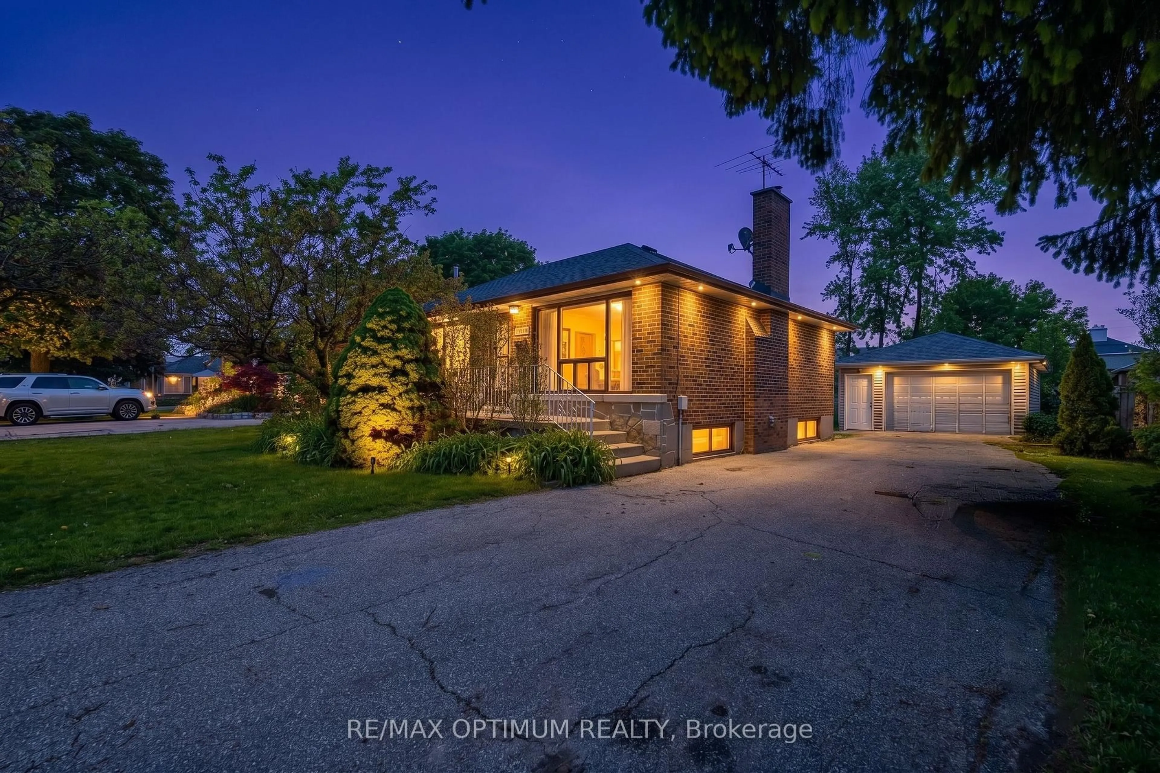 A pic from outside/outdoor area/front of a property/back of a property/a pic from drone, street for 1747 Coram Cres, Mississauga Ontario L4X 1L2