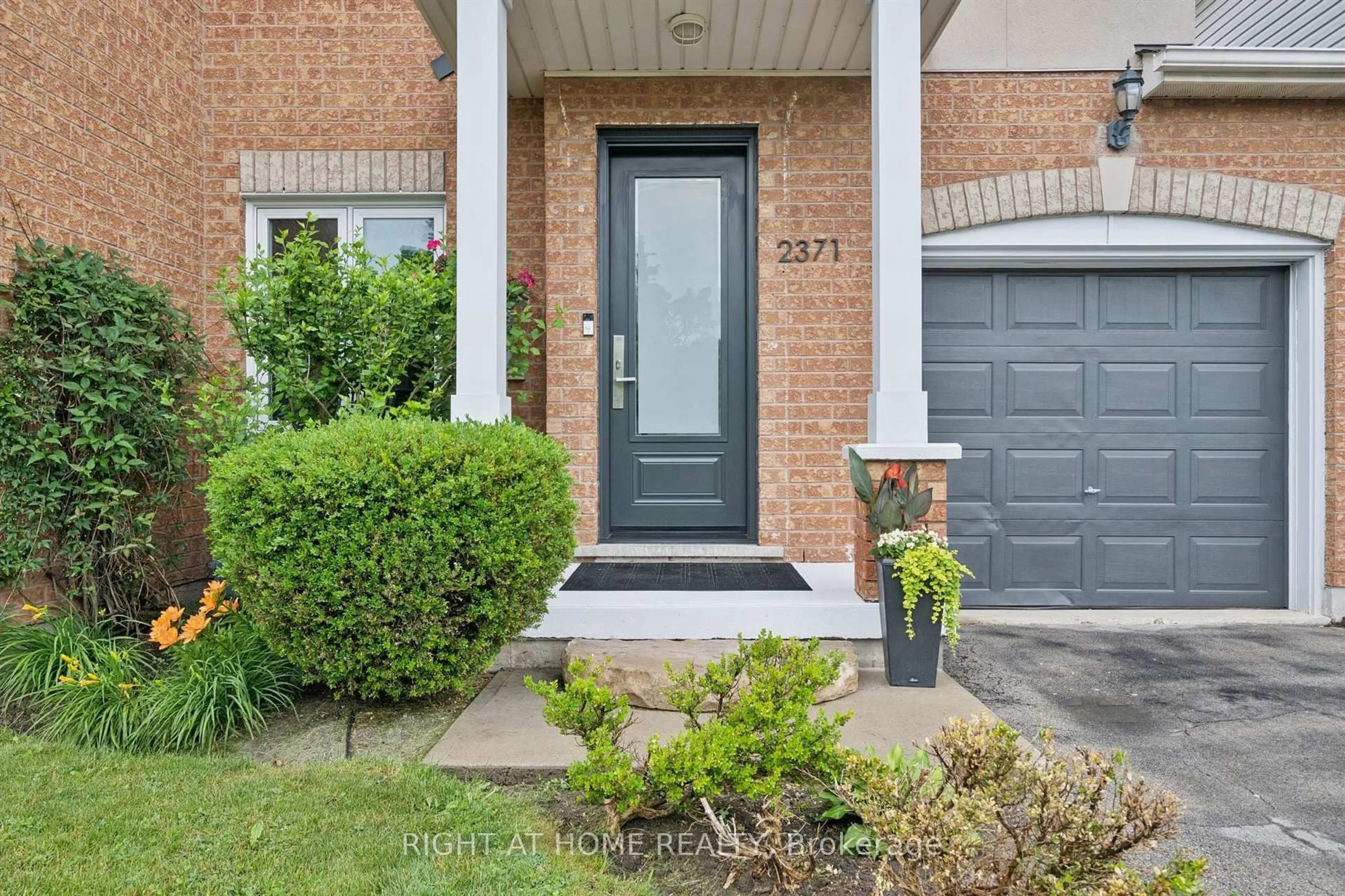 Home with brick exterior material, street for 2371 Dalebrook Dr, Oakville Ontario L6H 6K4