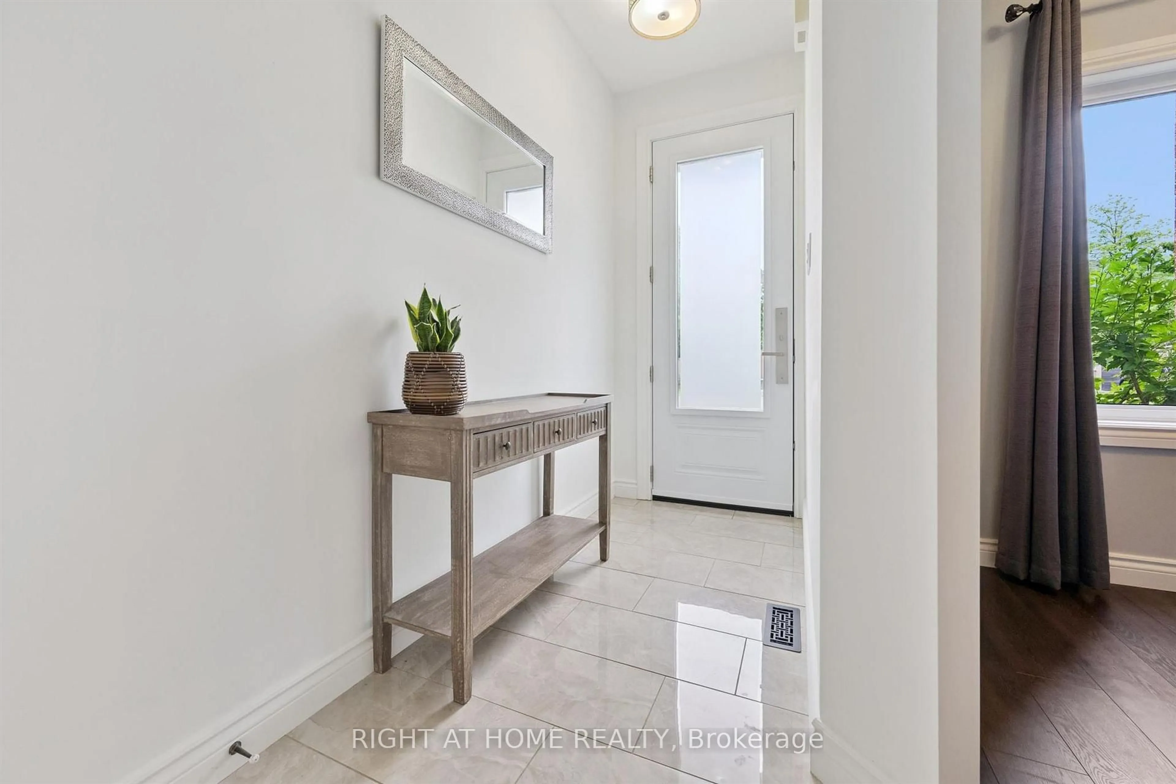 Indoor entryway for 2371 Dalebrook Dr, Oakville Ontario L6H 6K4