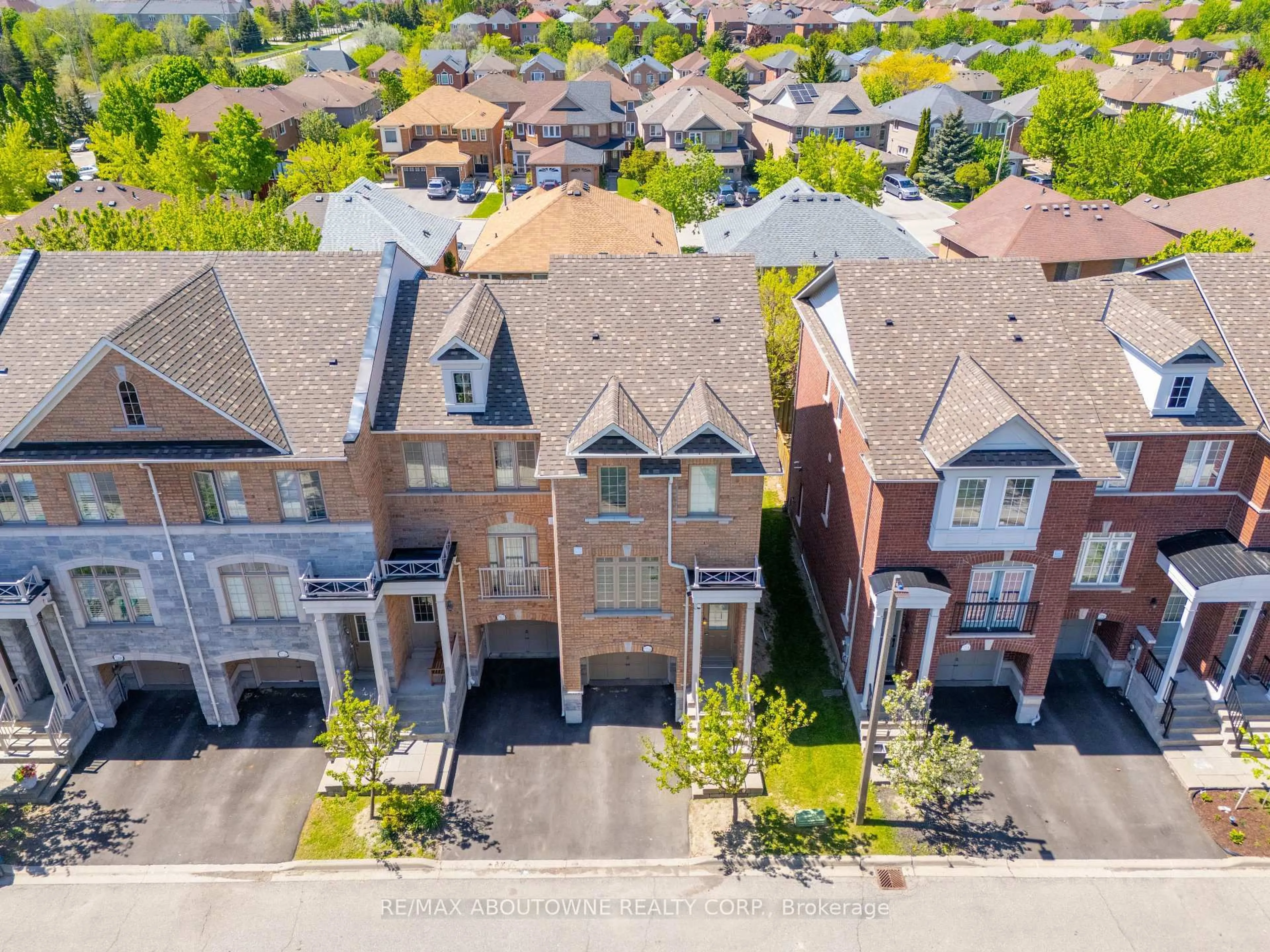 A pic from outside/outdoor area/front of a property/back of a property/a pic from drone, street for 7214 Triumph Lane, Mississauga Ontario L5N 0C5