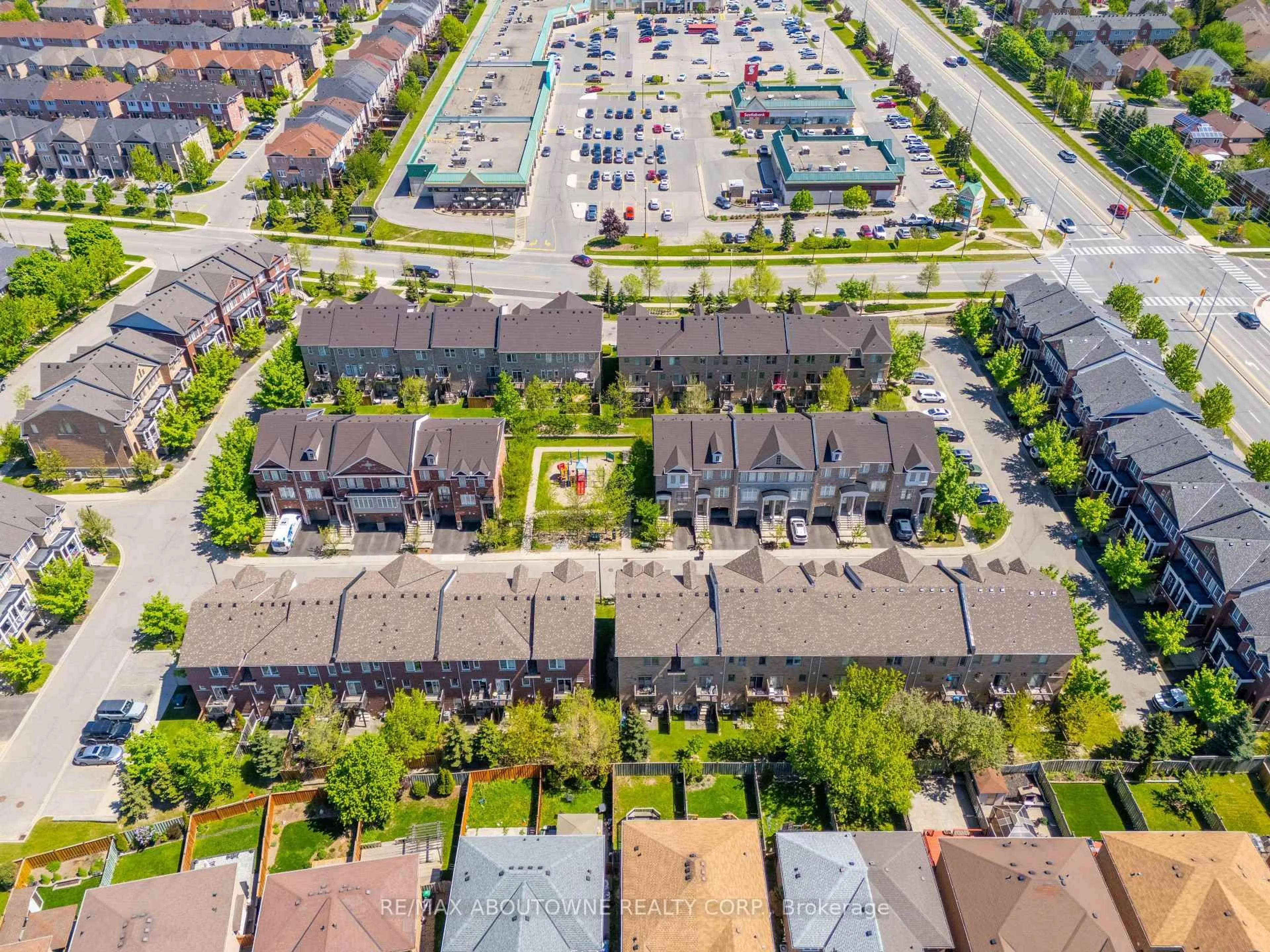 A pic from outside/outdoor area/front of a property/back of a property/a pic from drone, street for 7214 Triumph Lane, Mississauga Ontario L5N 0C5