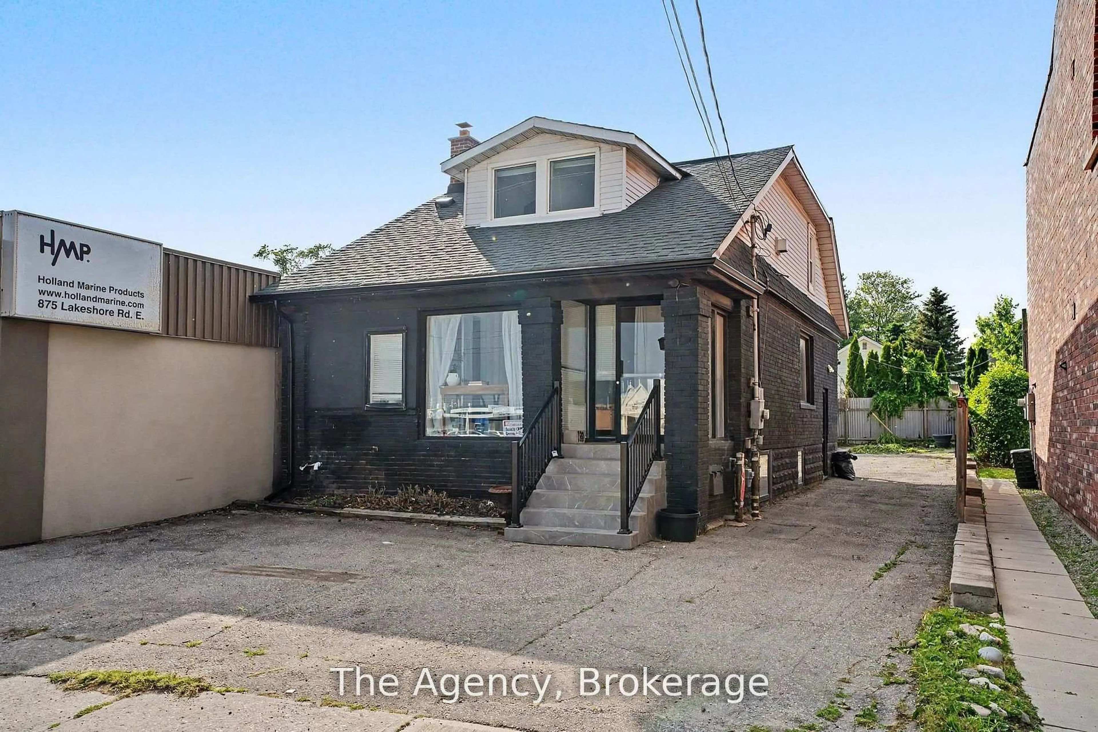 A pic from outside/outdoor area/front of a property/back of a property/a pic from drone, street for 881 Lakeshore Rd, Mississauga Ontario L5E 1E2