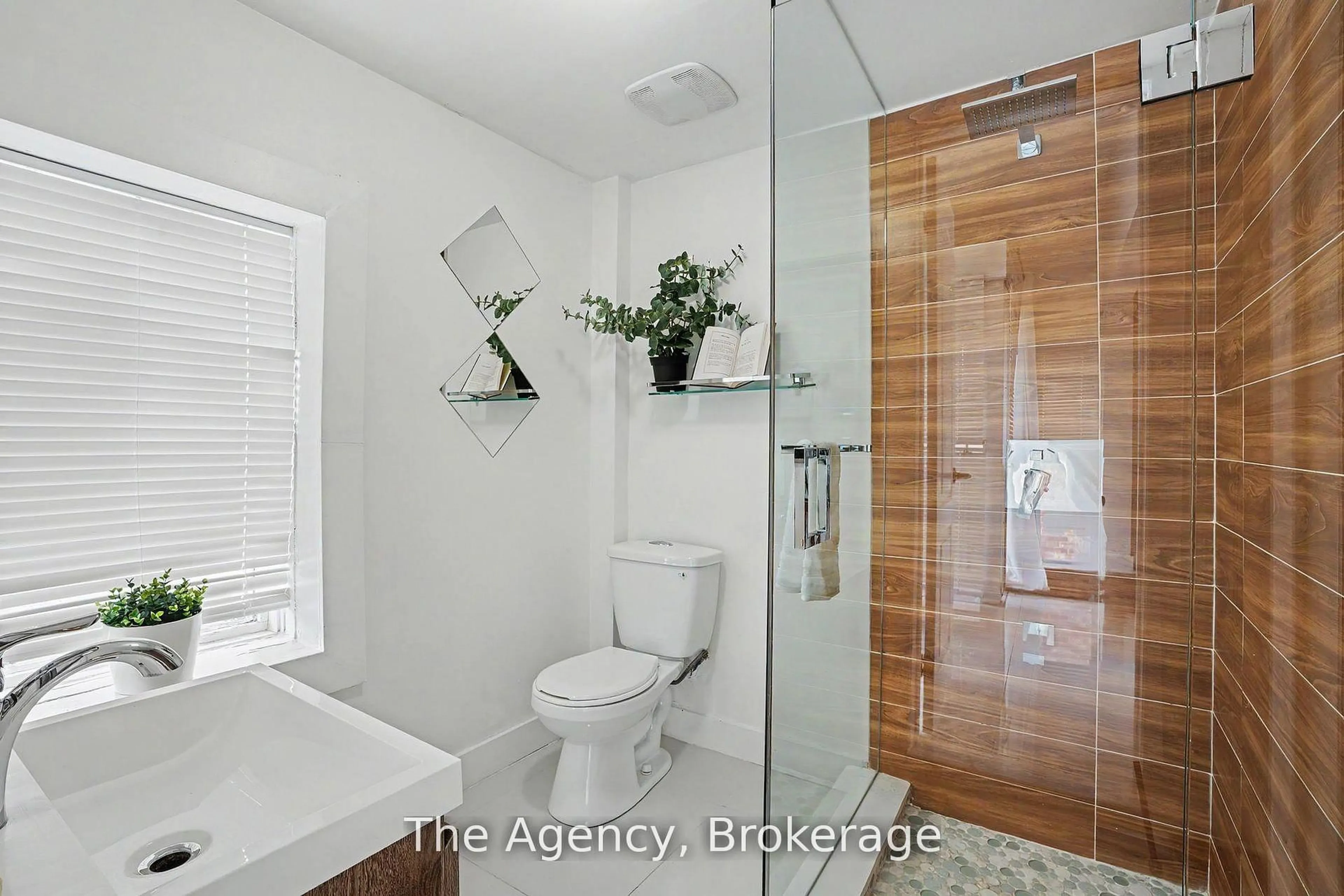 Contemporary bathroom, ceramic/tile floor for 881 Lakeshore Rd, Mississauga Ontario L5E 1E2