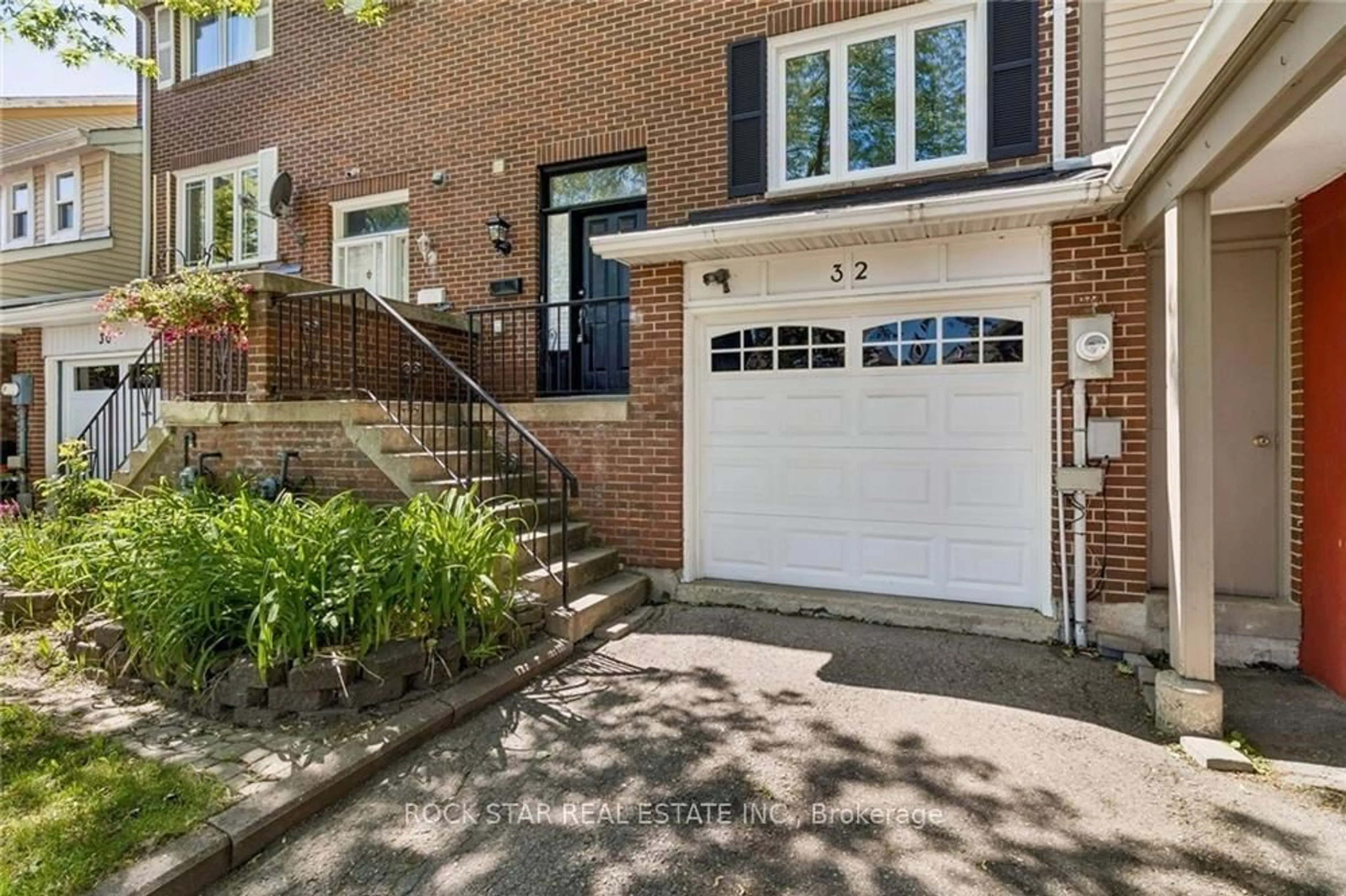 Home with brick exterior material, street for 32 Lansing Sq, Brampton Ontario L6Z 1E6