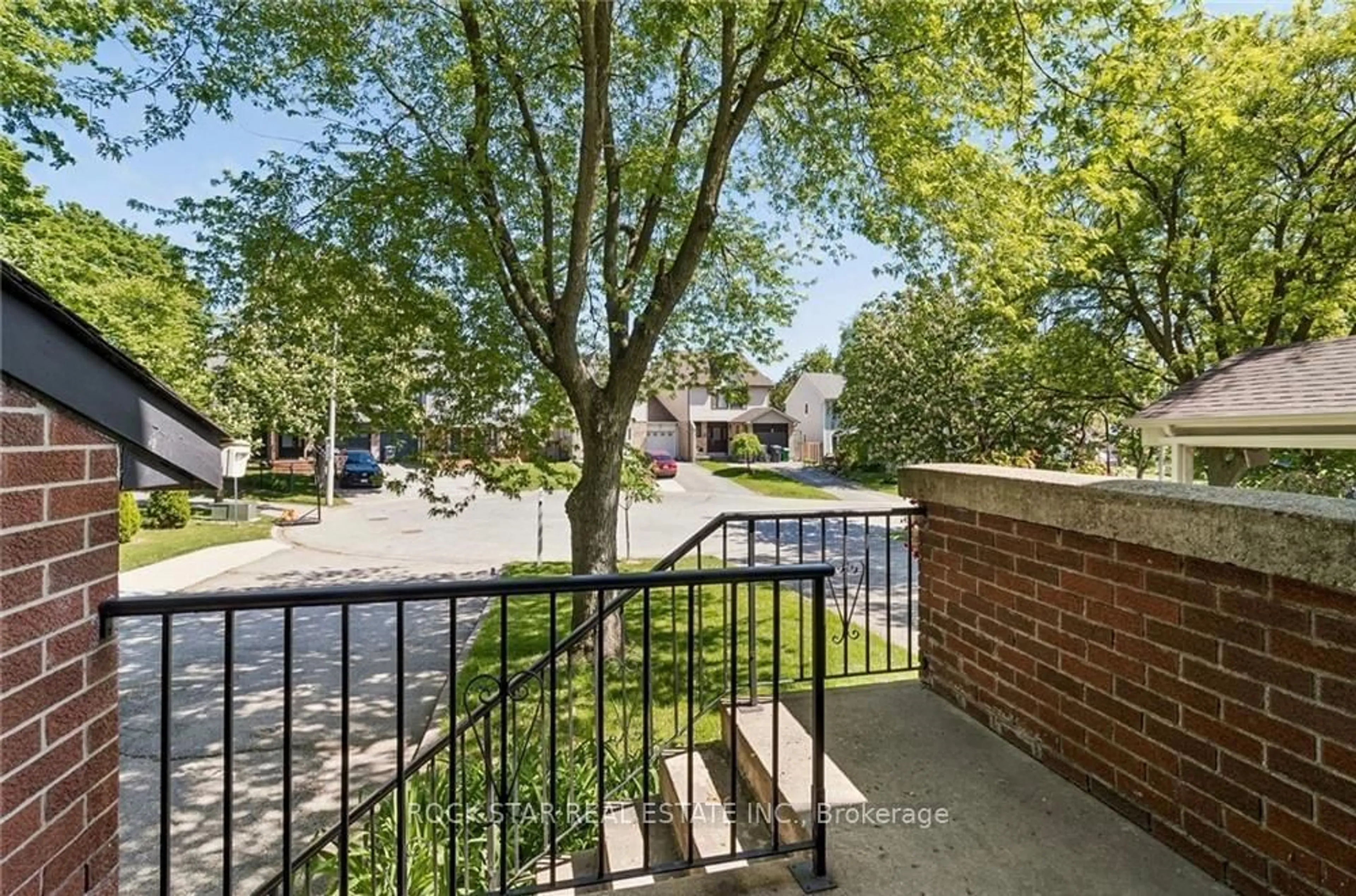 Patio, street for 32 Lansing Sq, Brampton Ontario L6Z 1E6