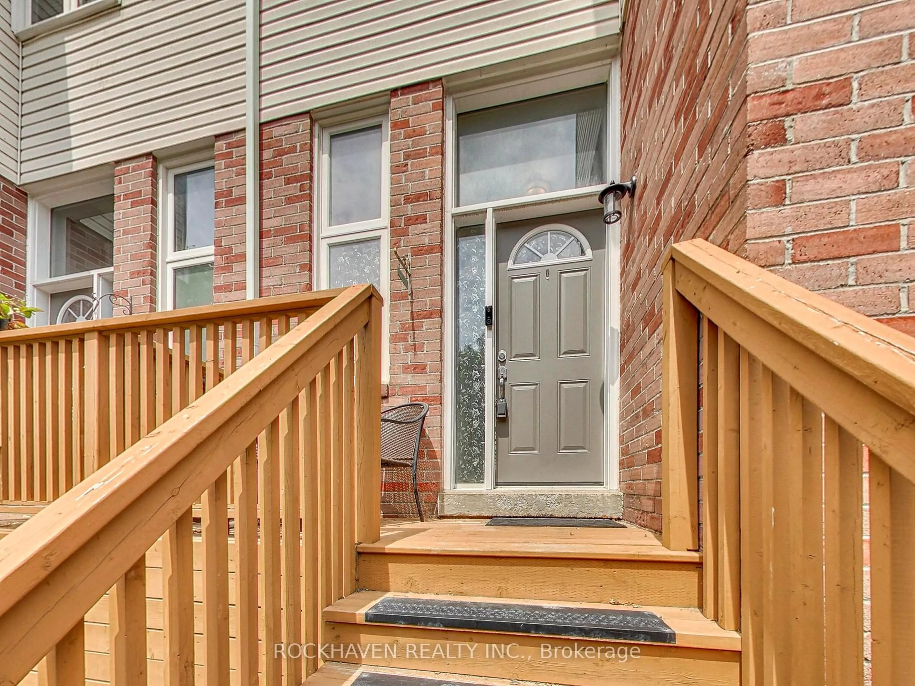 Indoor entryway for 32 Maple Ave, Halton Hills Ontario L7G 5L8