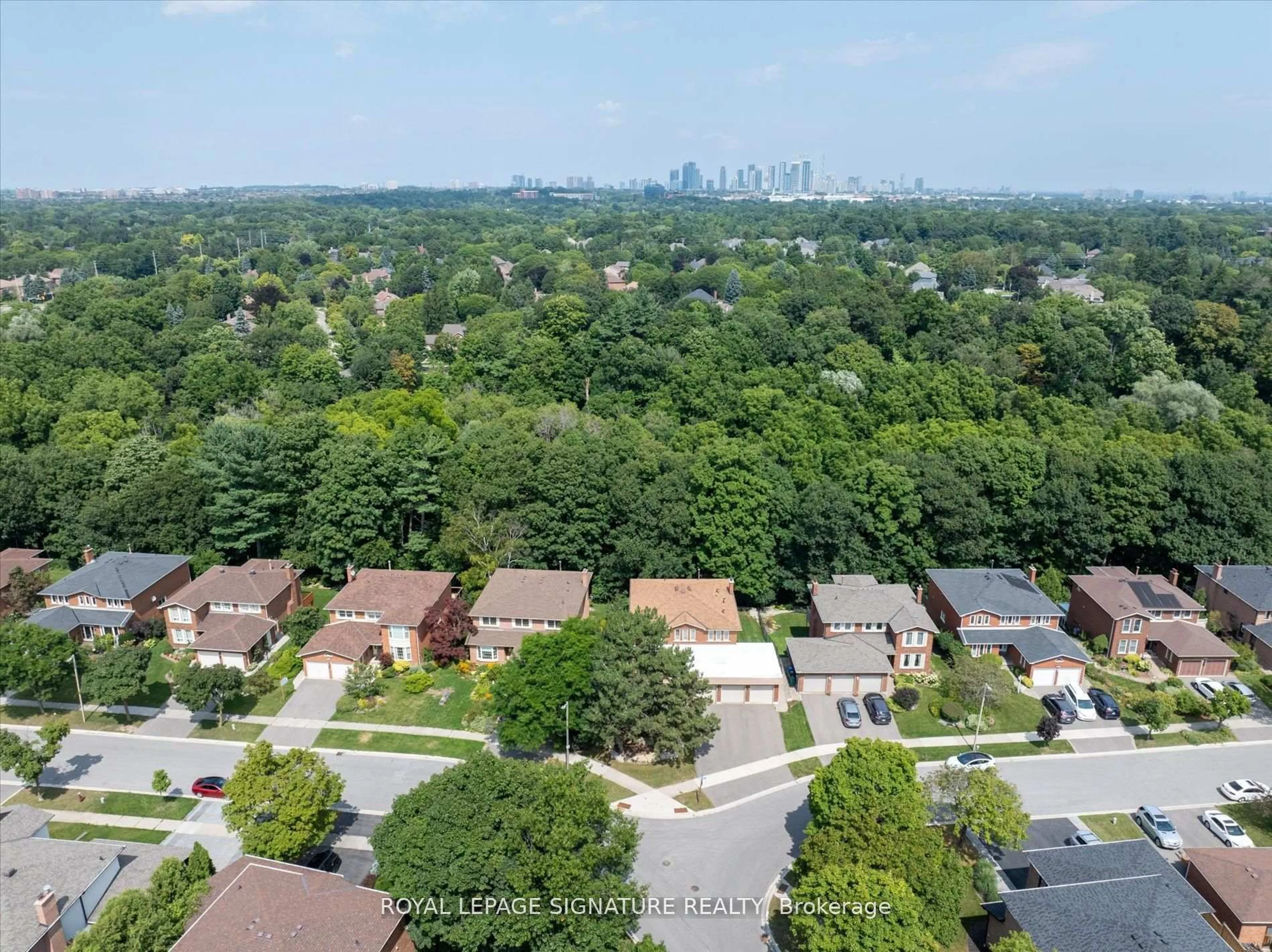 A pic from outside/outdoor area/front of a property/back of a property/a pic from drone, city buildings view from balcony for 3417 Sanderling Cres, Mississauga Ontario L5L 3P4