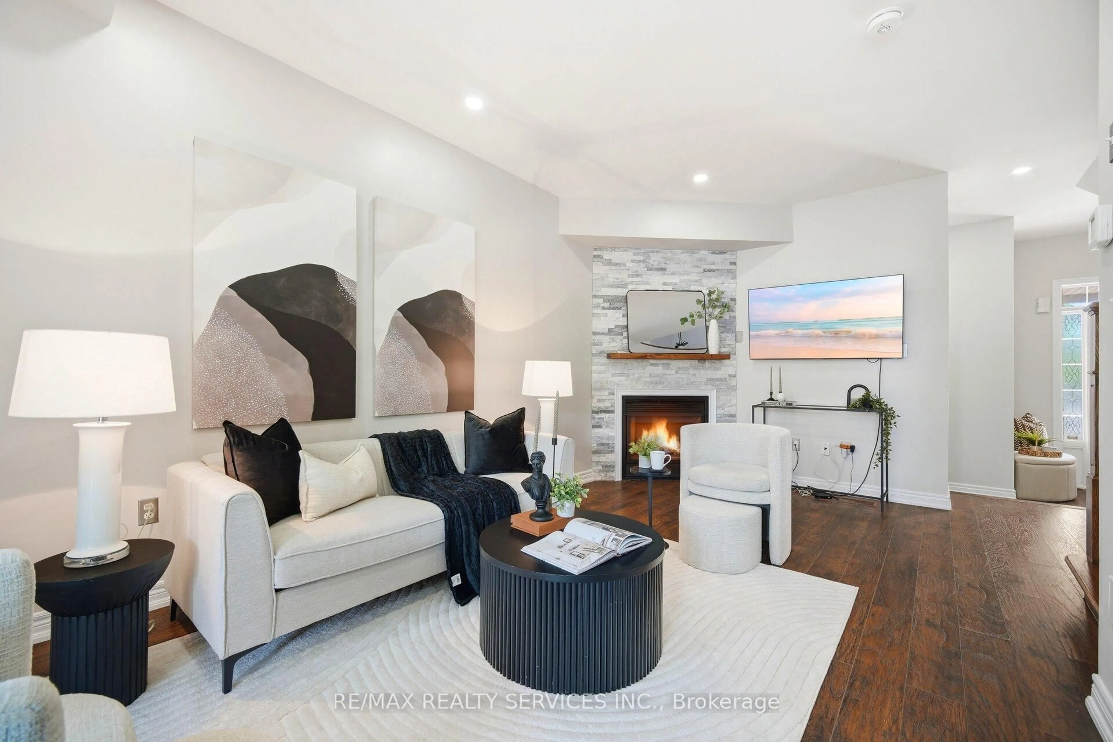 Living room with furniture, unknown for 10 Deepcoral Crt, Brampton Ontario L6V 4P7