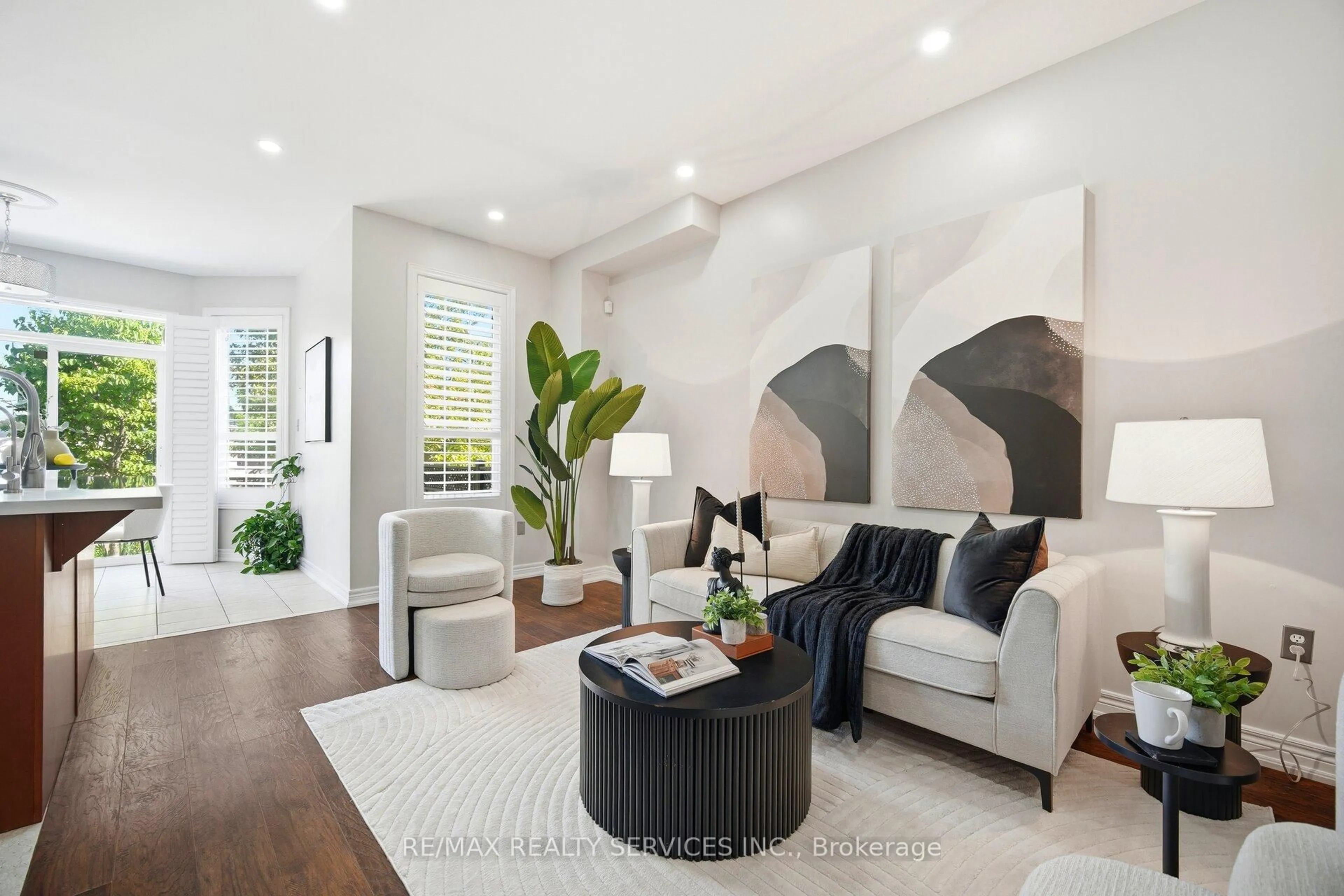 Living room with furniture, unknown for 10 Deepcoral Crt, Brampton Ontario L6V 4P7