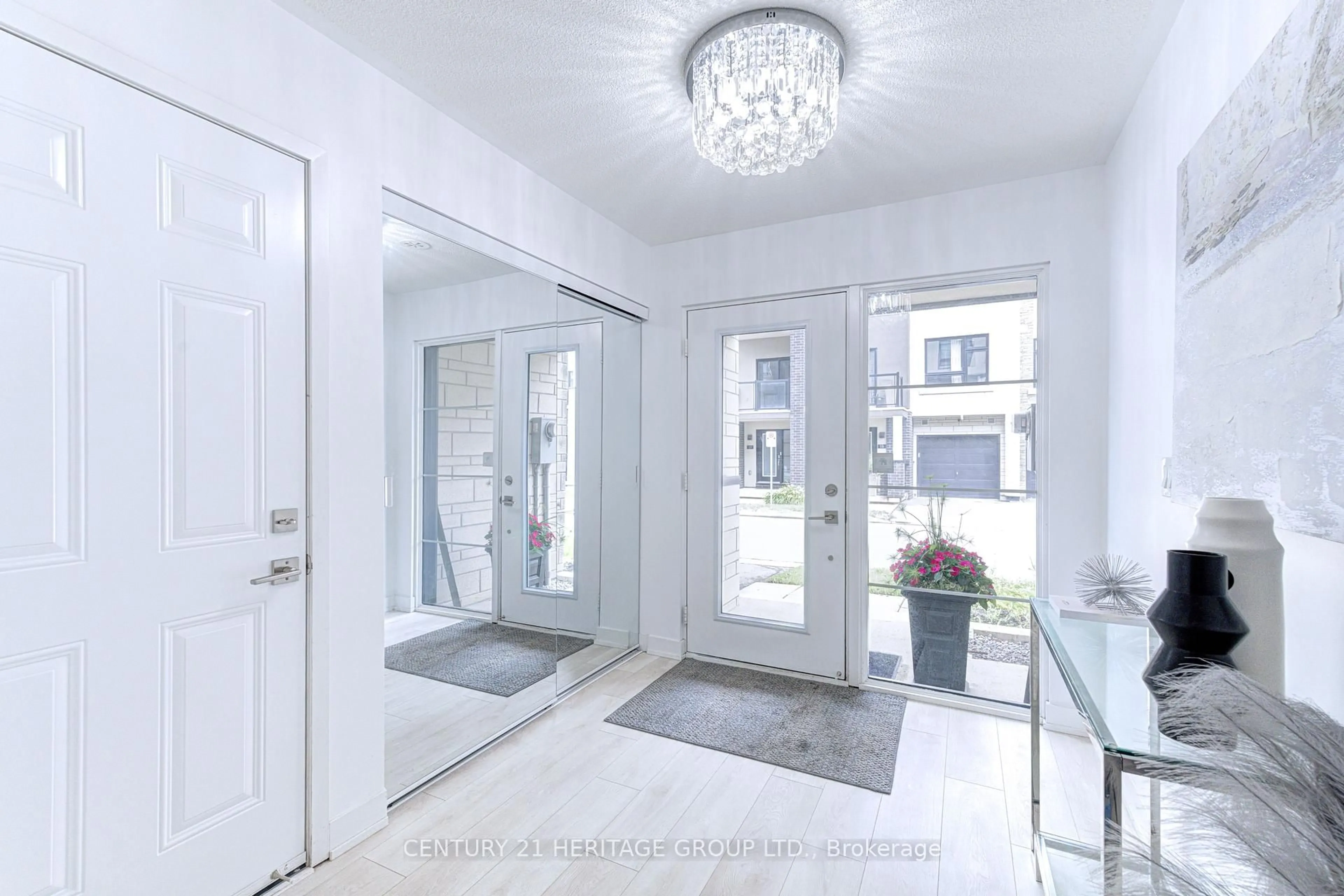Indoor entryway for 1121 Cooke Blvd #38, Burlington Ontario L7T 0C4