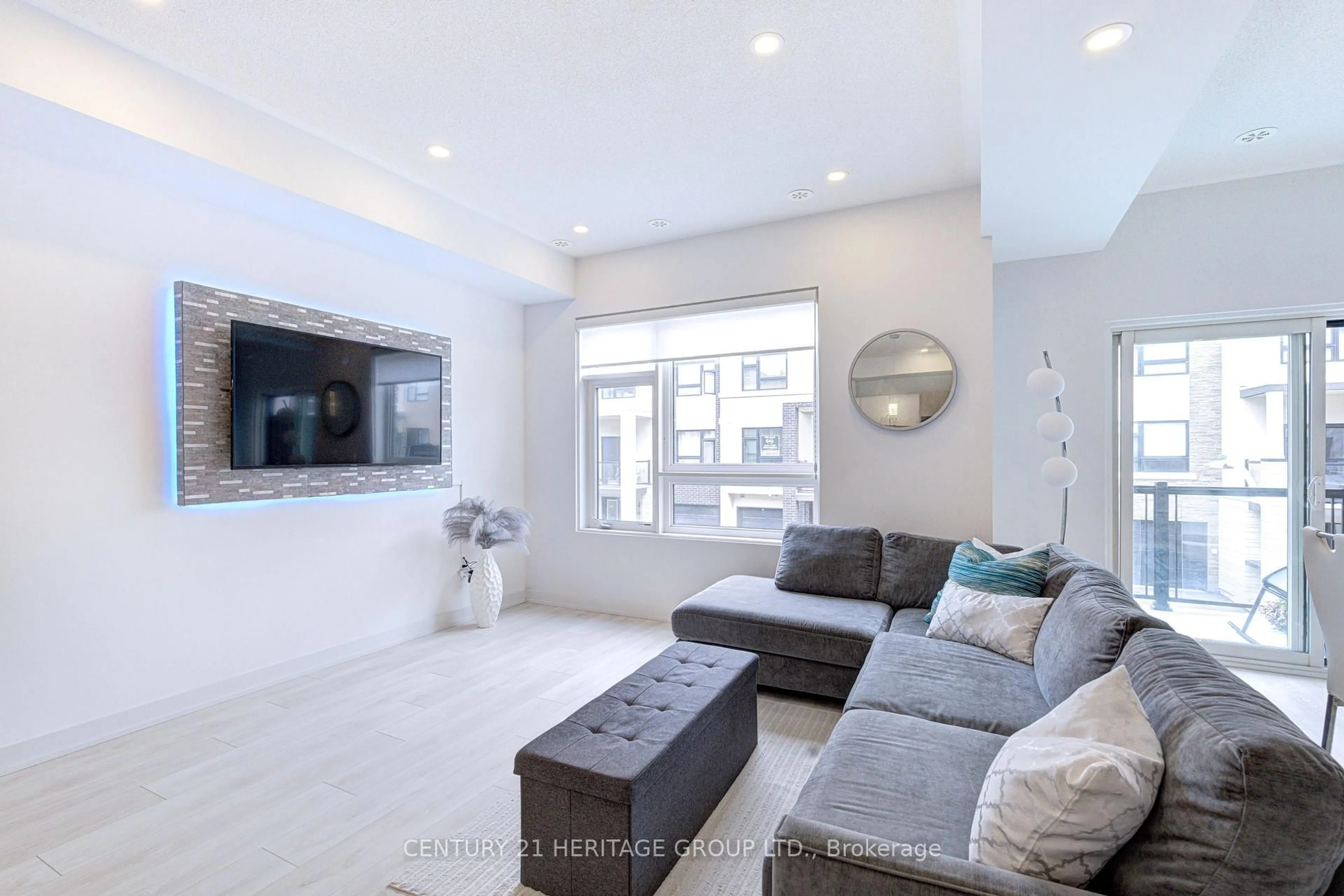 Living room with furniture, unknown for 1121 Cooke Blvd #38, Burlington Ontario L7T 0C4